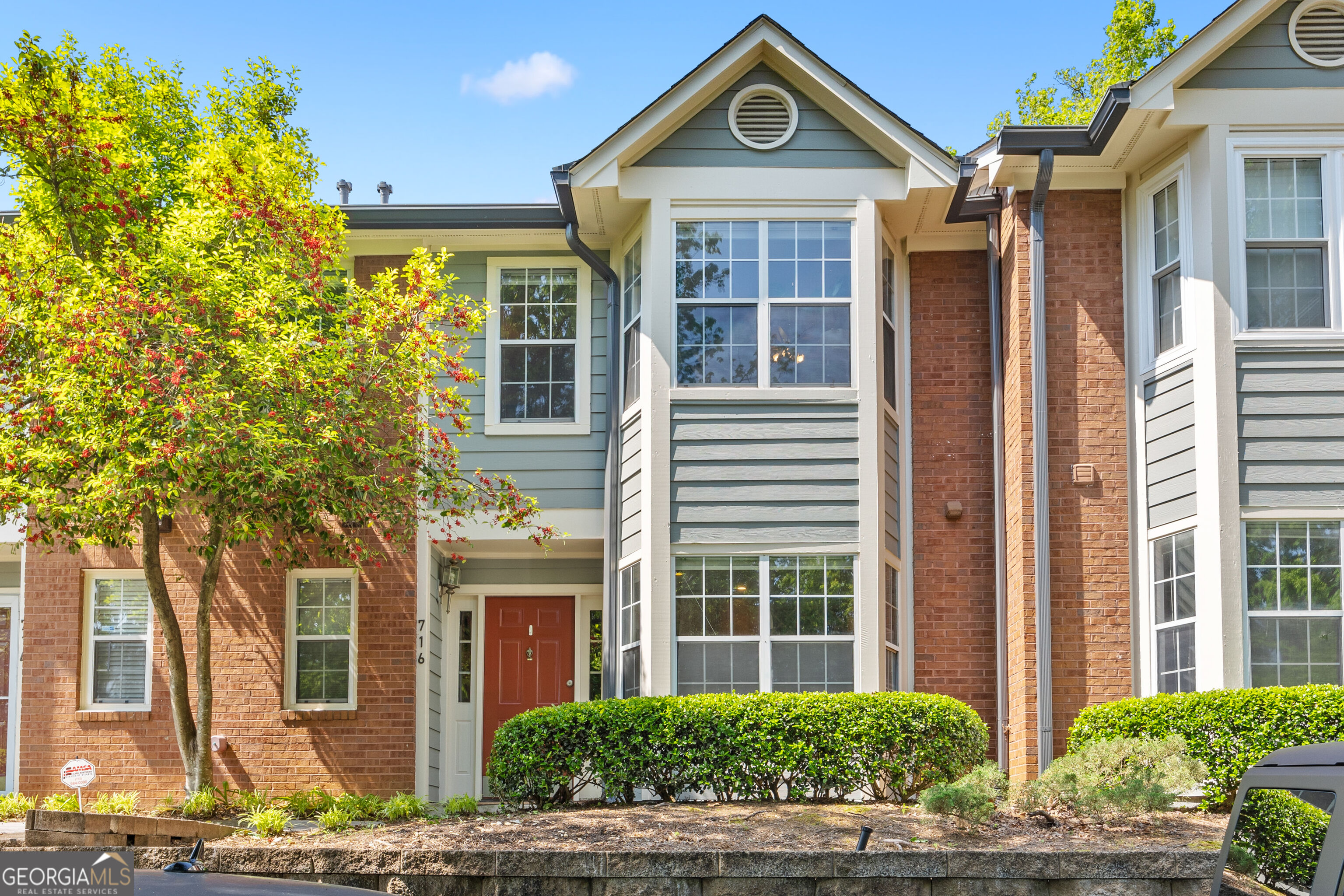 716 McGill Pl NE — photo