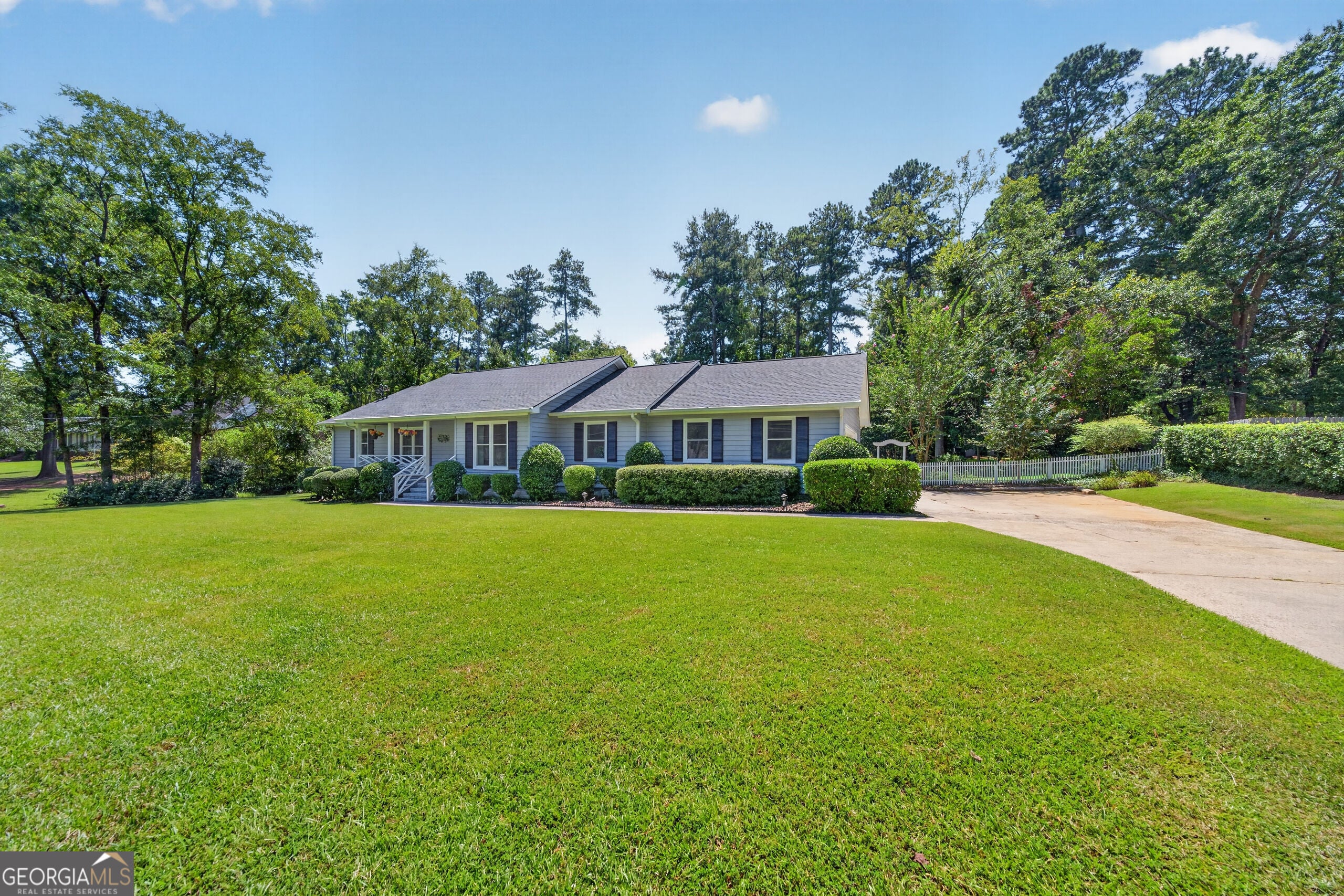 3631 Sussex Dr NE — photo