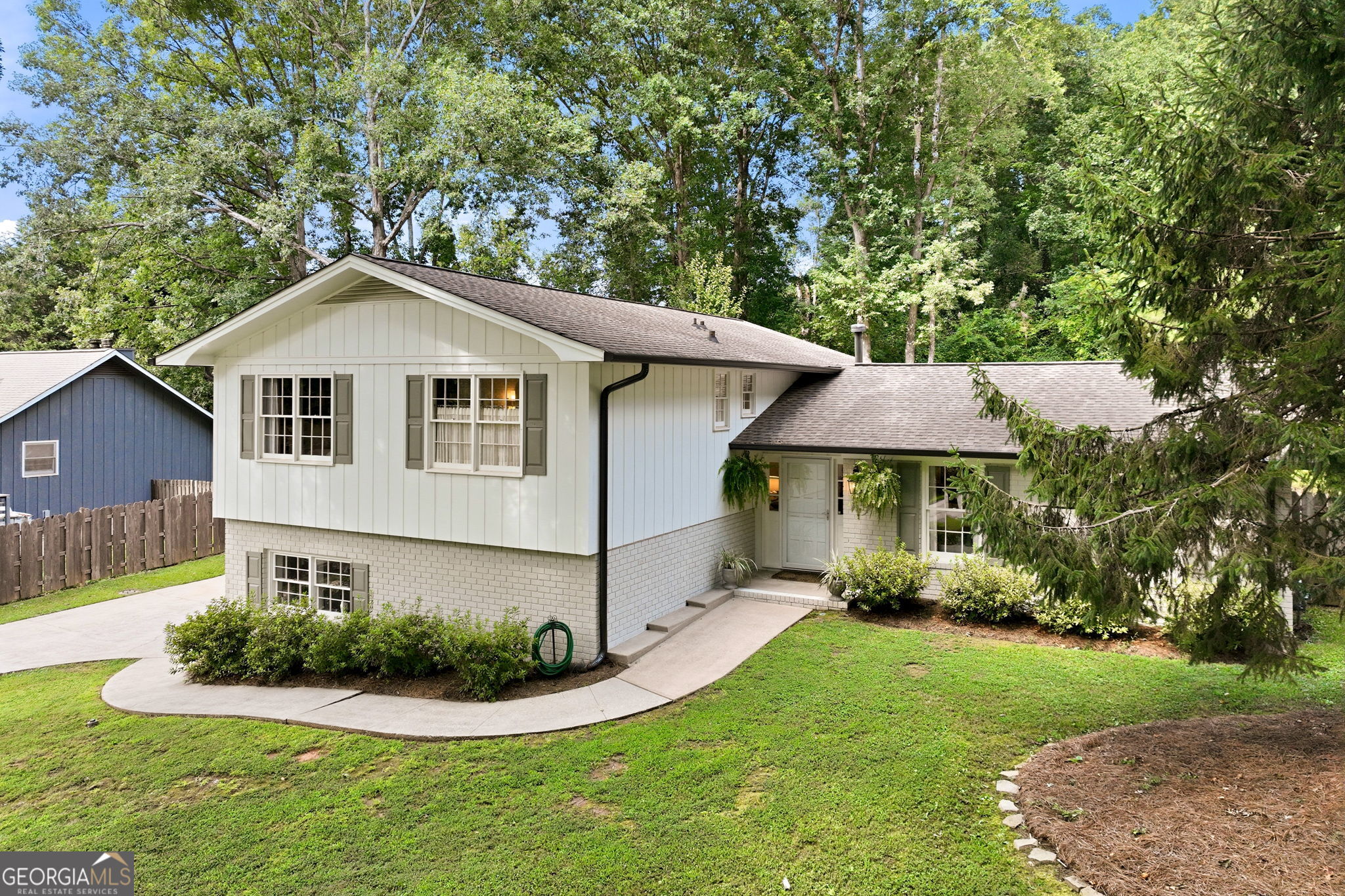 670 Robinhood Trl — photo