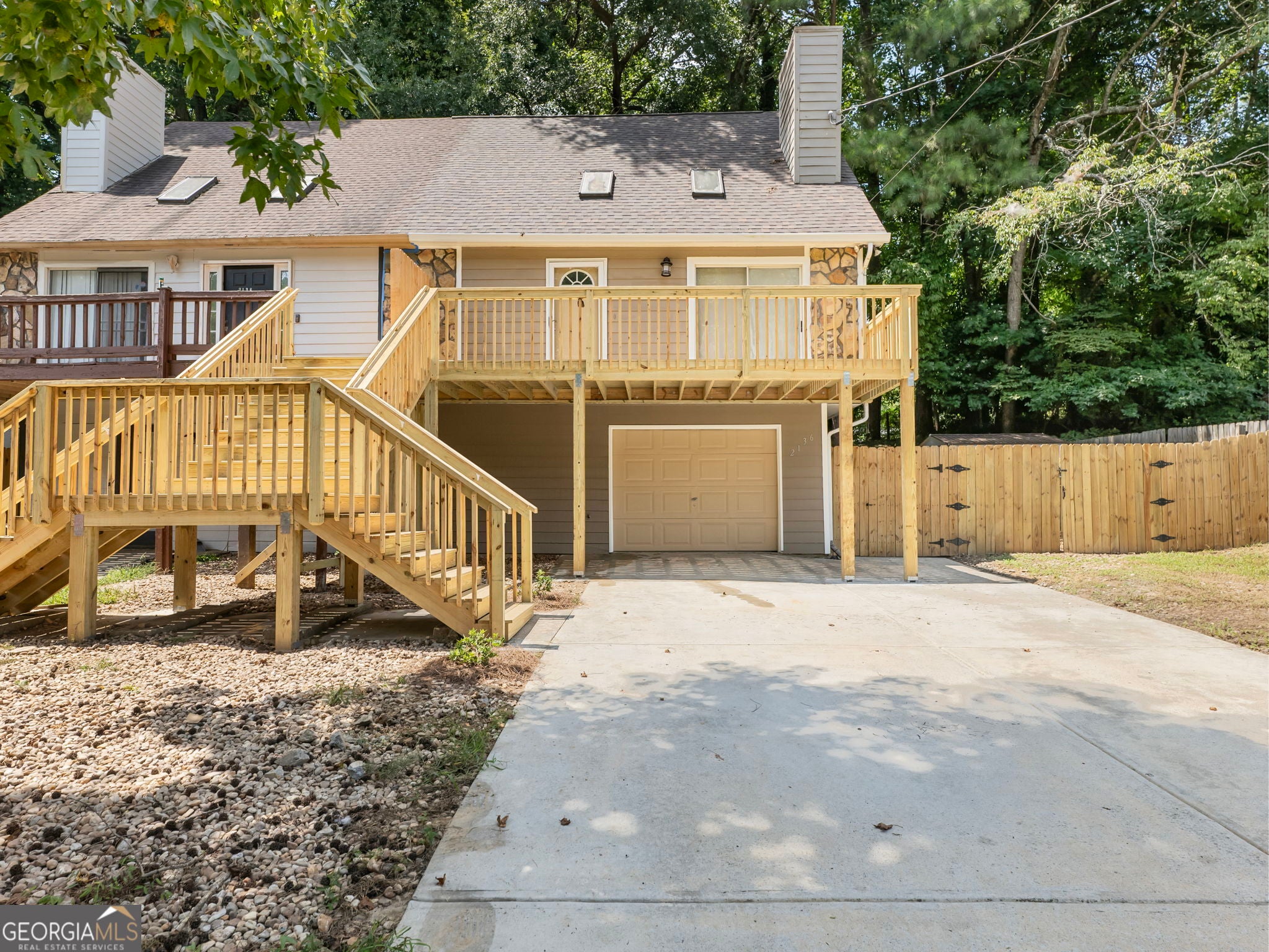2136 Valley Oaks Dr SE — photo