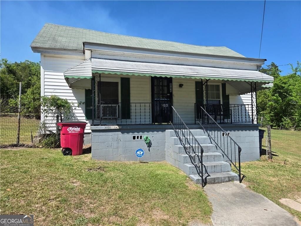 884 Cowan St — photo