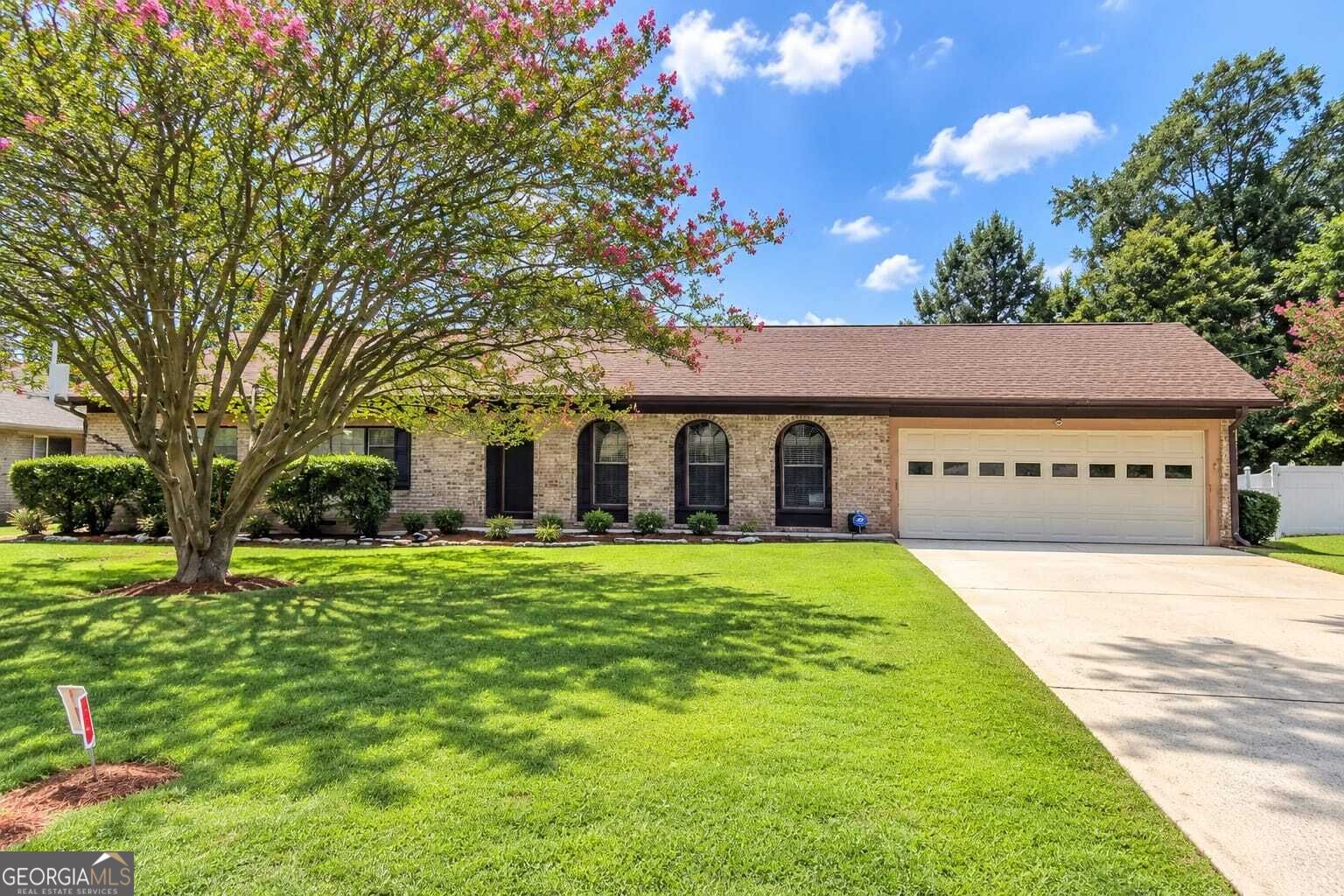 457 Castleaire Dr — photo