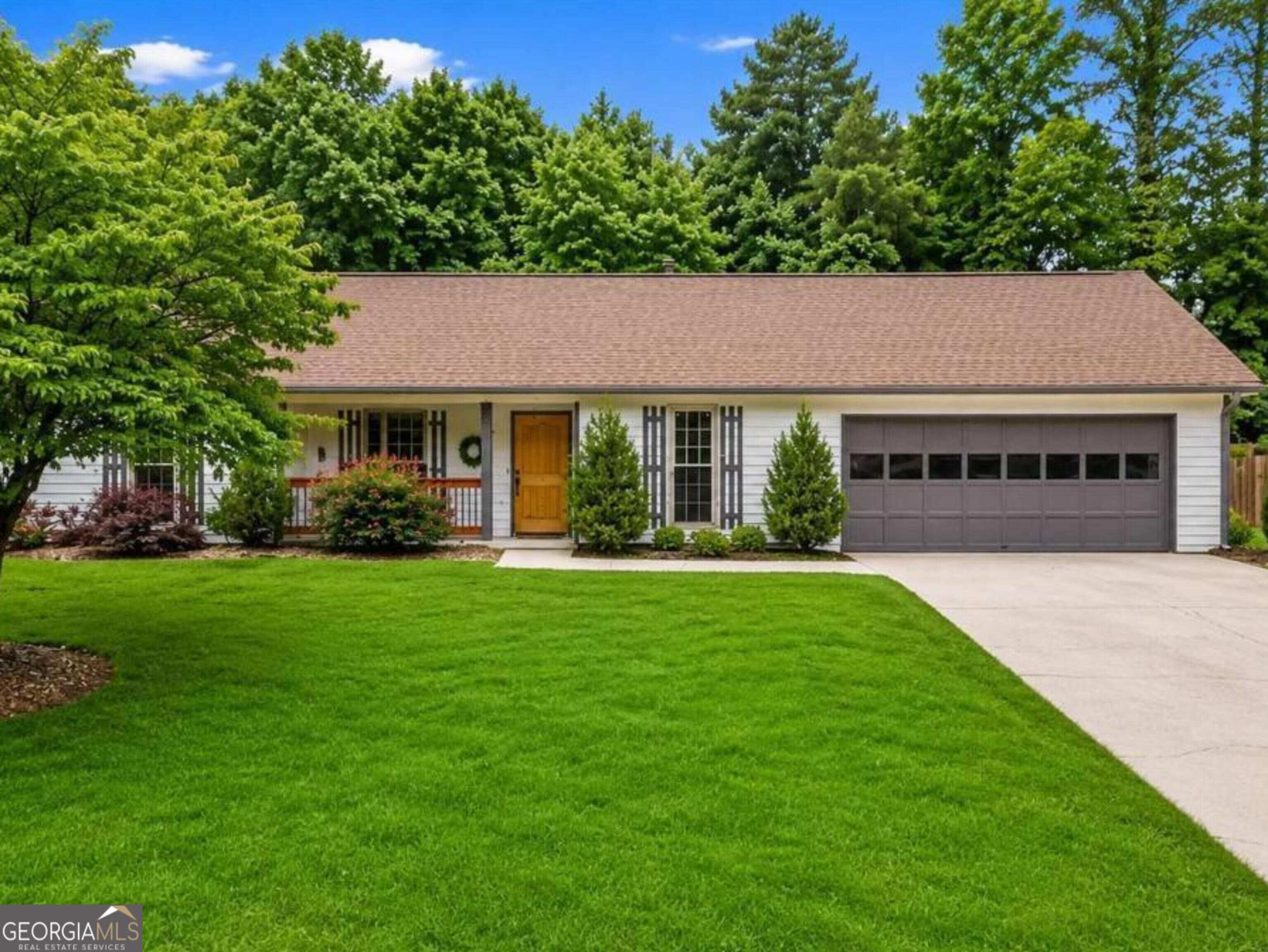 330 Monivea Ln — photo