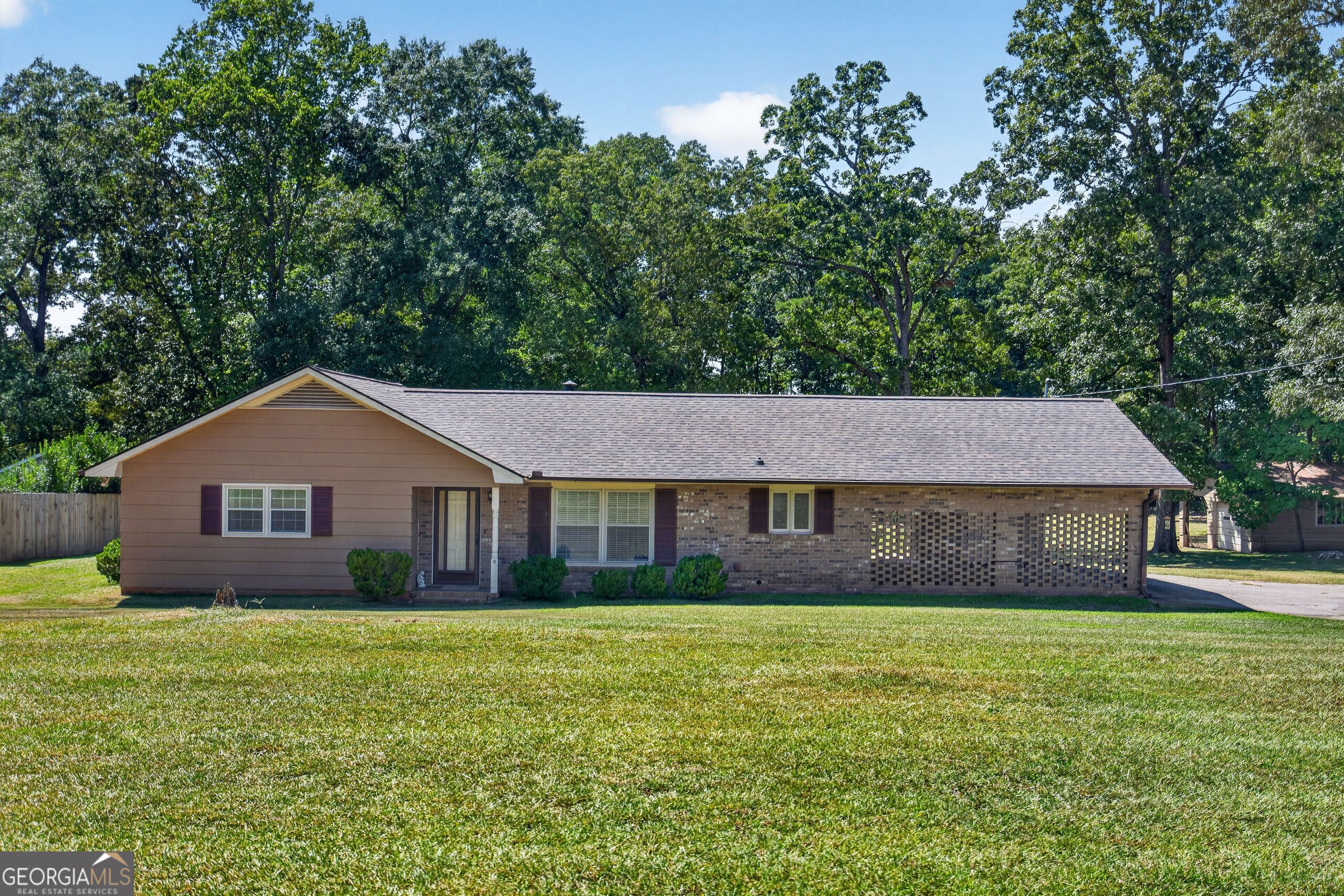106 Iris Dr — photo