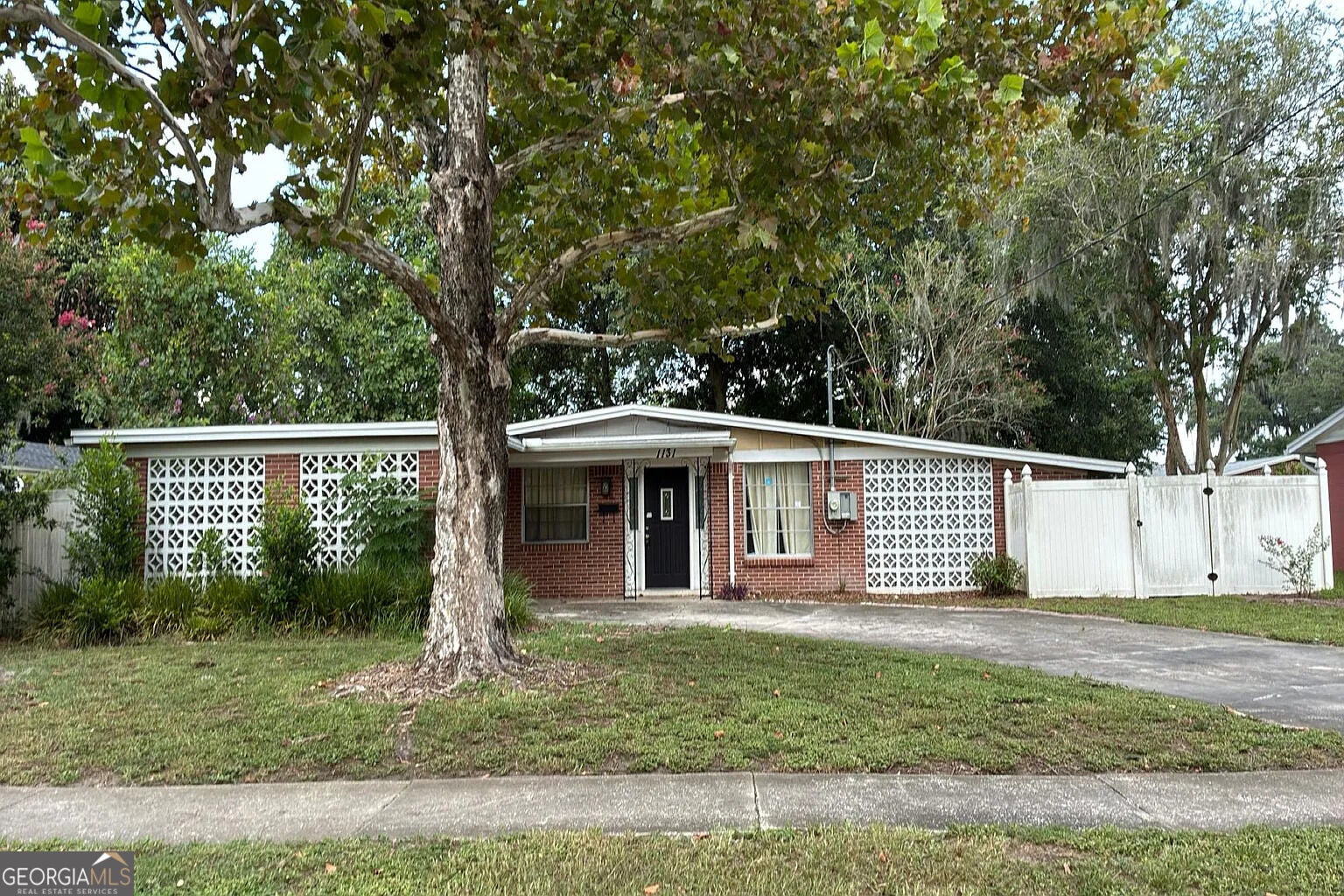 1131 Palisades Dr — photo