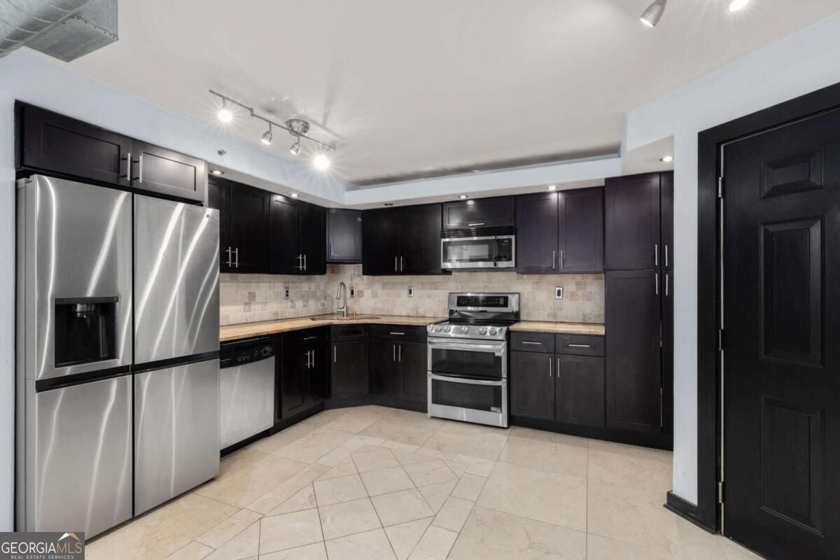 795 Hammond Dr 1013 — photo
