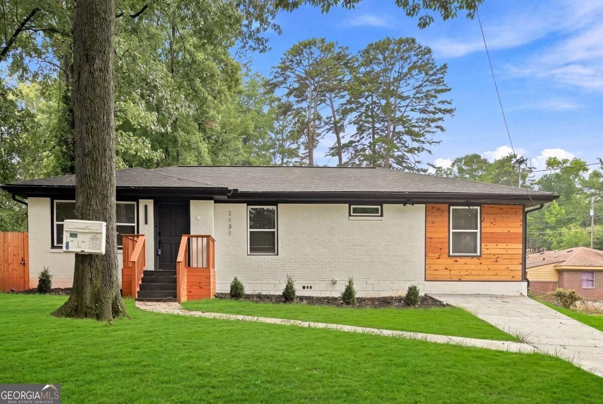 2131 Holly Hill Dr — photo