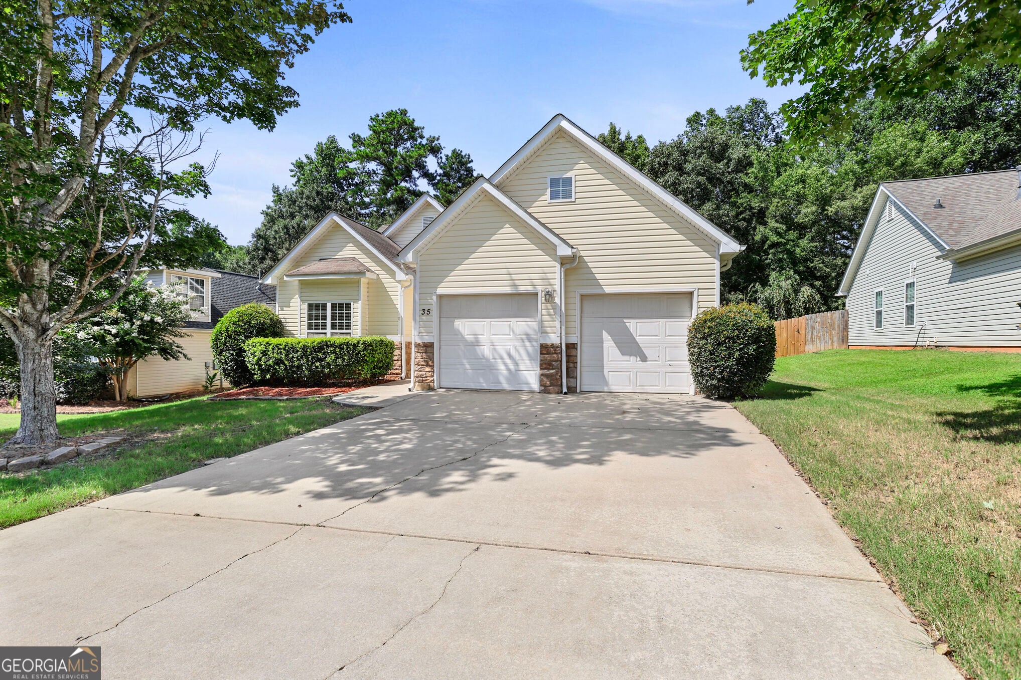 35 Bedford Park Dr — photo
