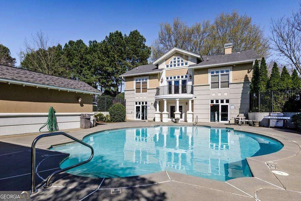 2700 Pine Tree Rd NE 1115 — photo