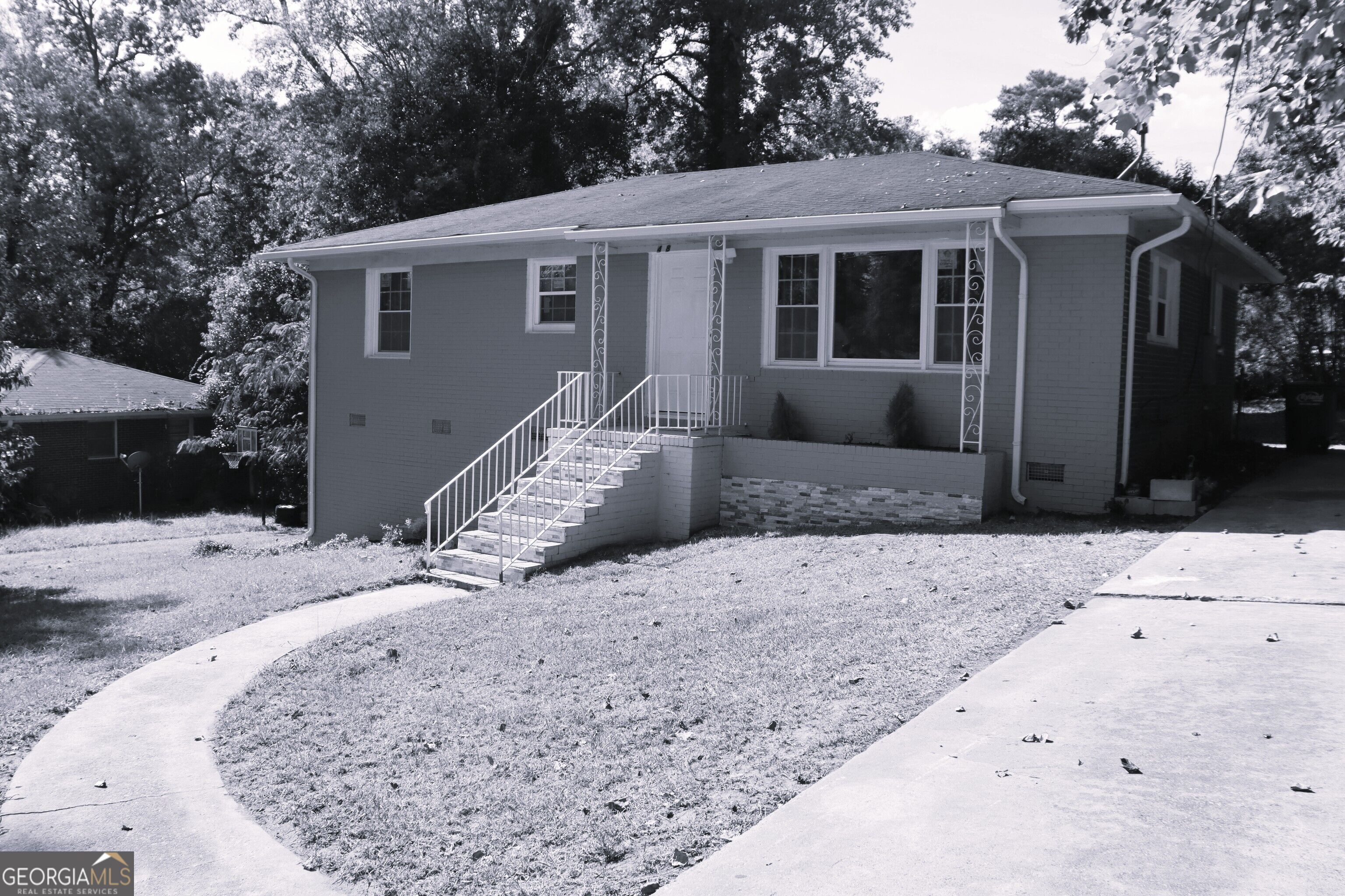 2458 Tredway Dr — photo