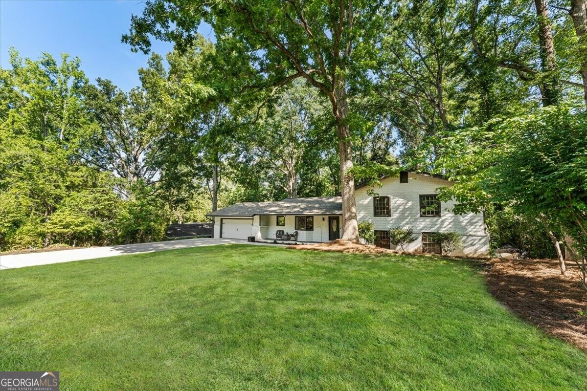 1606 E Nancy Creek Dr — photo