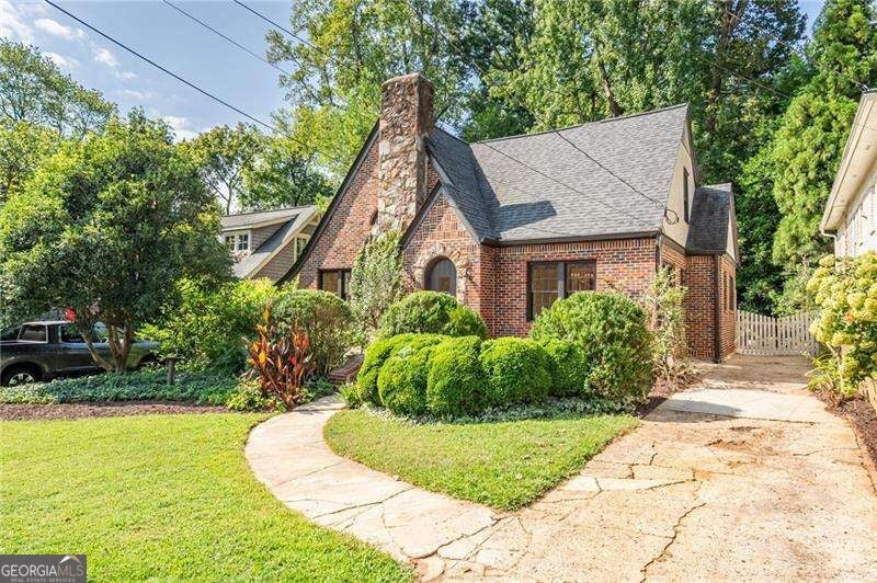 1119 University Dr NE — photo