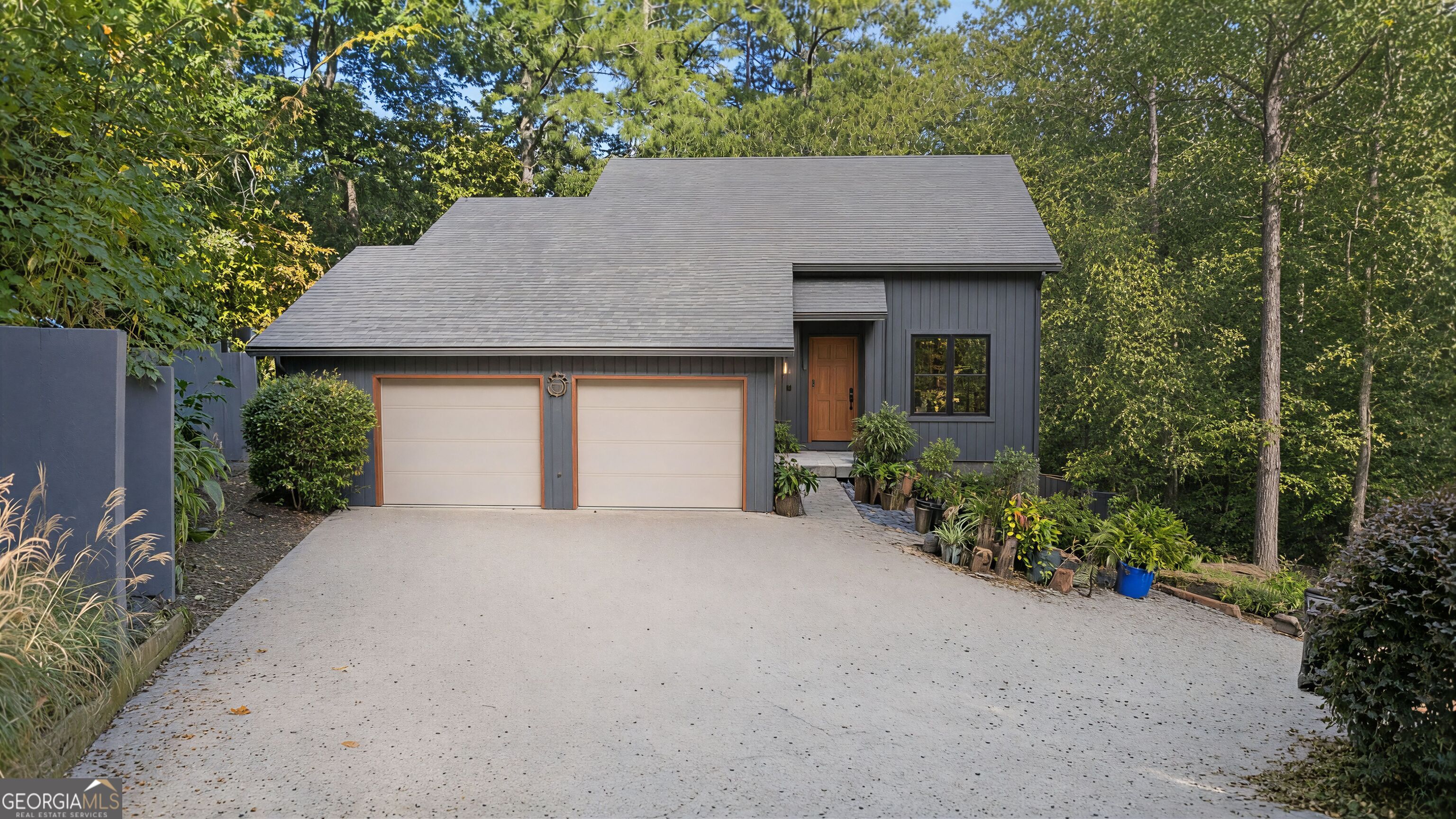 326 W Claiborne Ct — photo