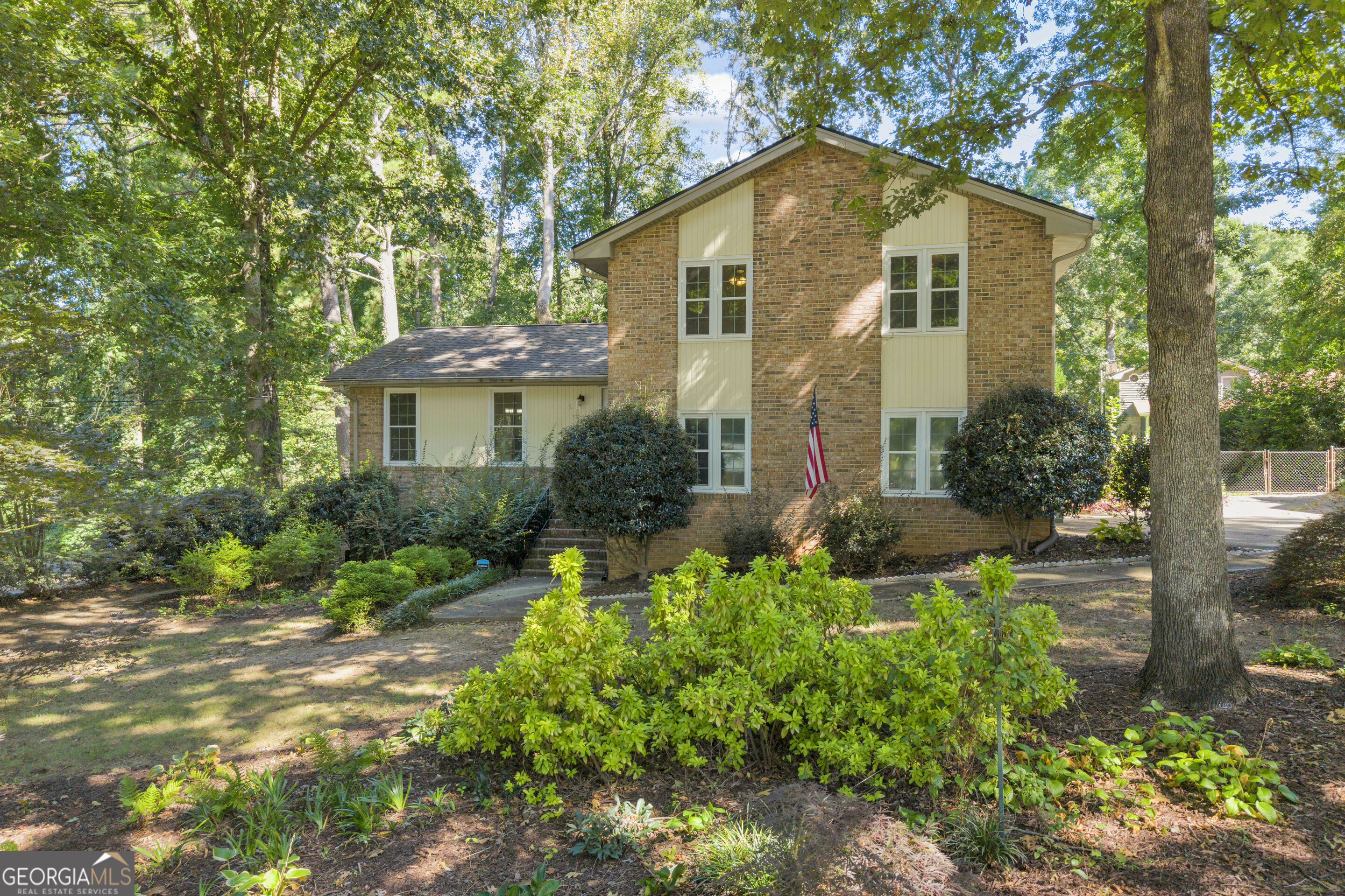 832 Sweet Briar Ln SE — photo