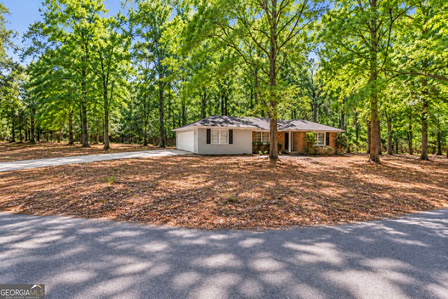 995 Roundtable Ln — photo
