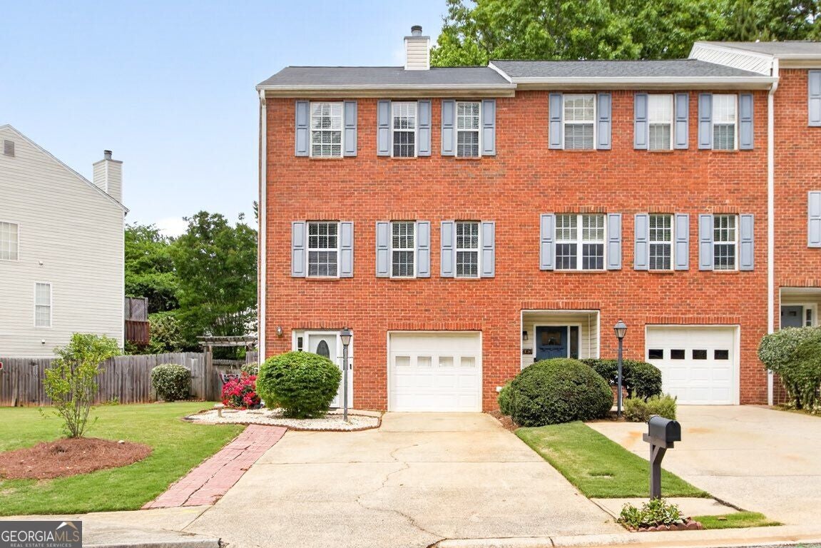 2484 Stonegate Dr NW — photo