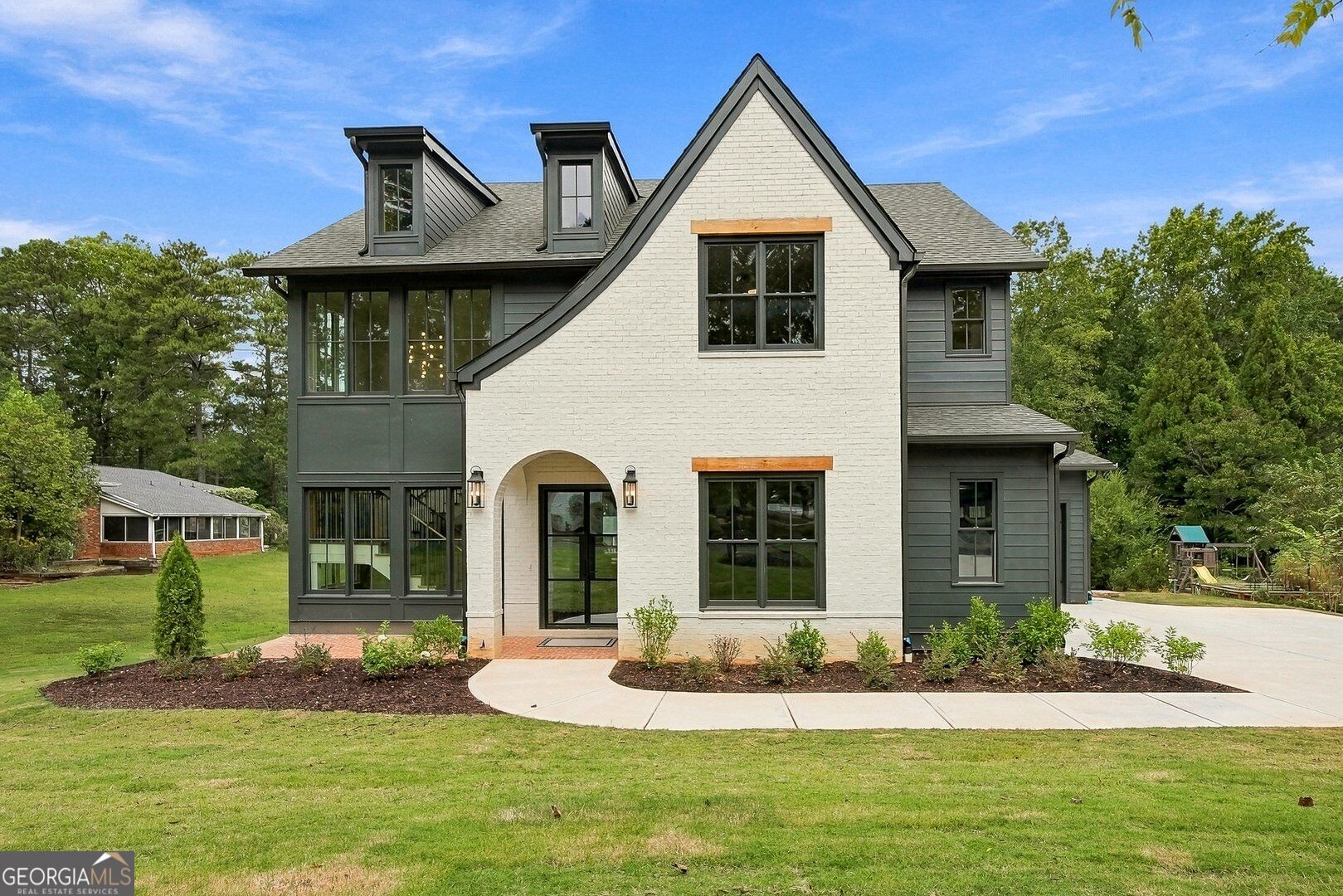 880 Austin Dr — photo