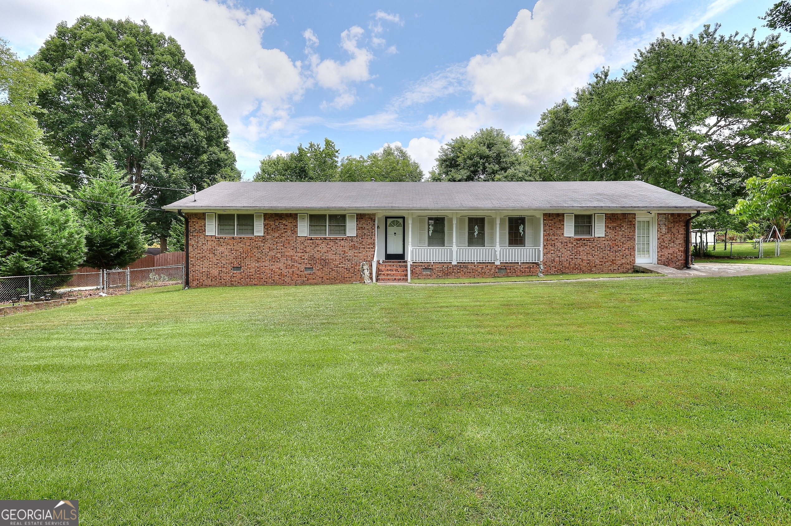 2221 Pinehurst Rd — photo