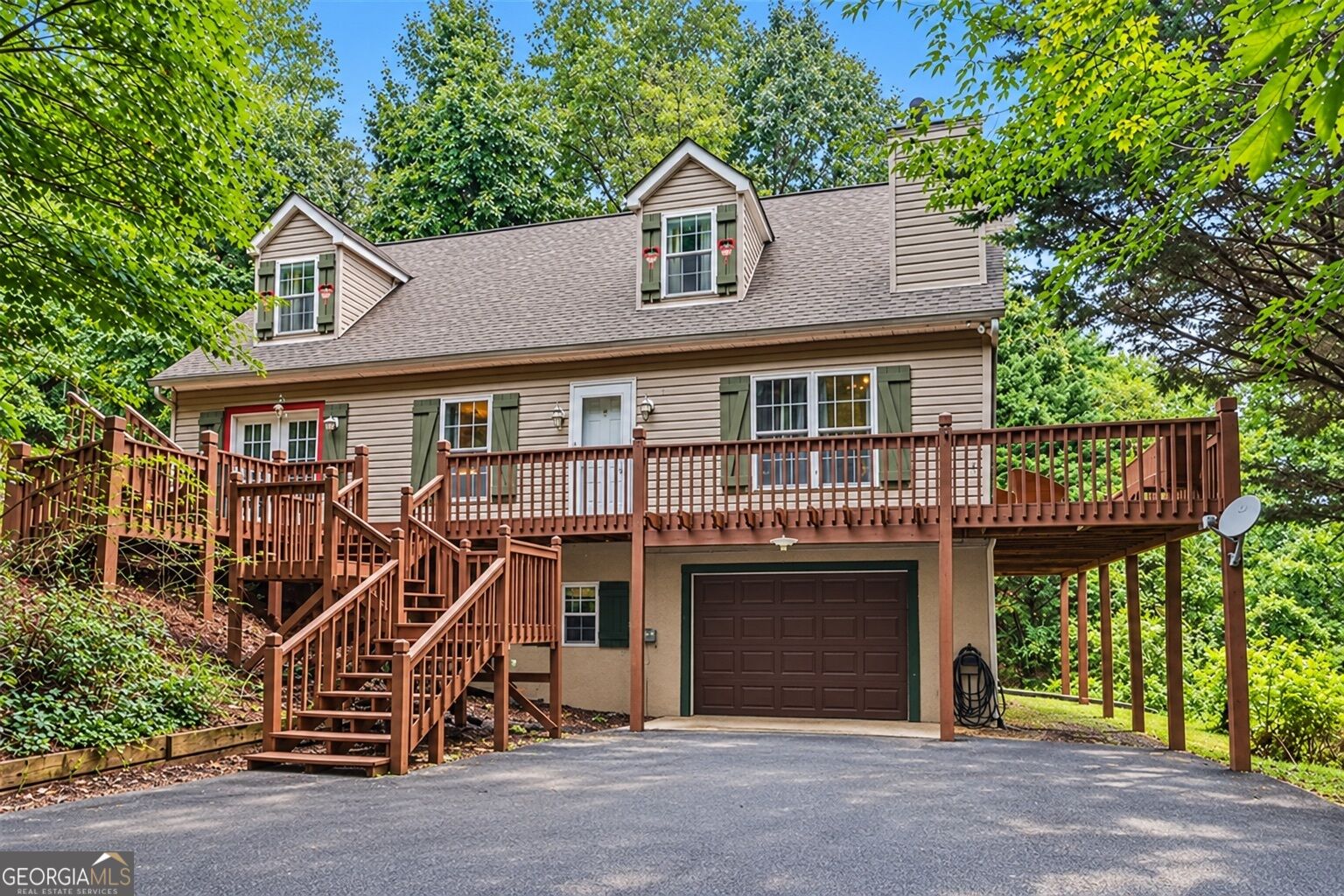 584 Chalet Dr — photo