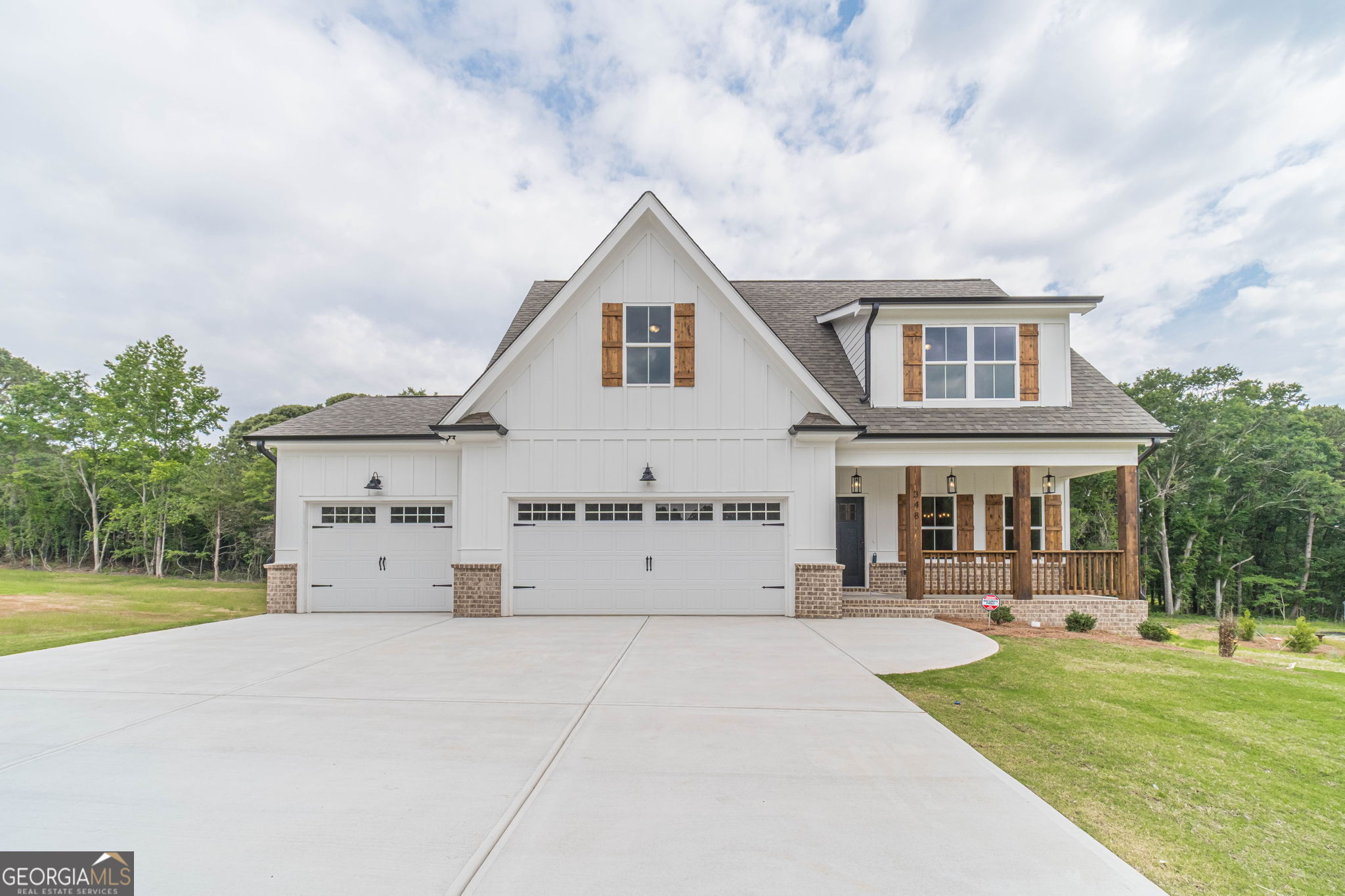 348 Pinewood Dr — photo