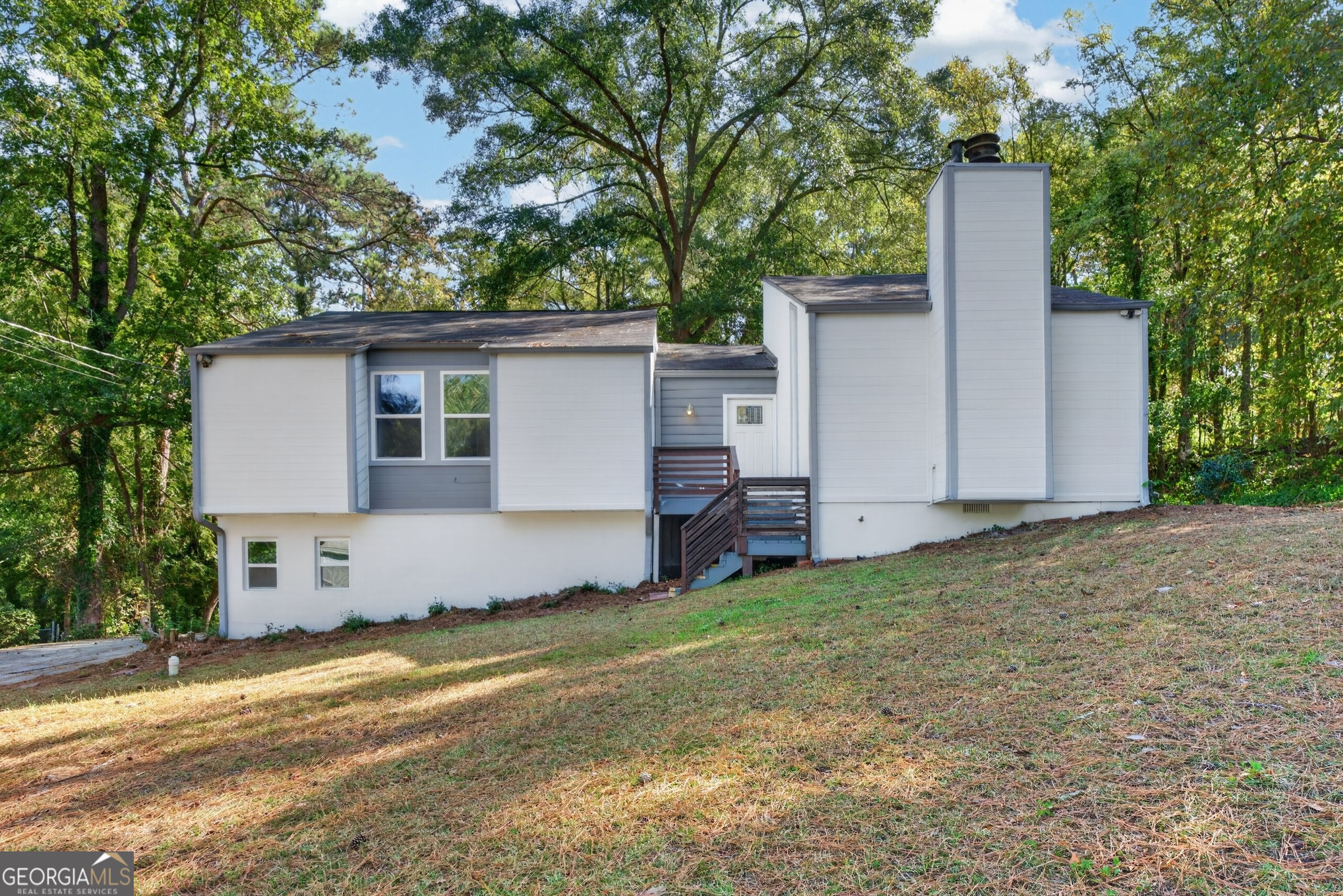555 Glencove Dr — photo