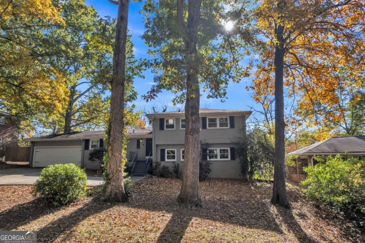2363 Oakridge Ct — photo