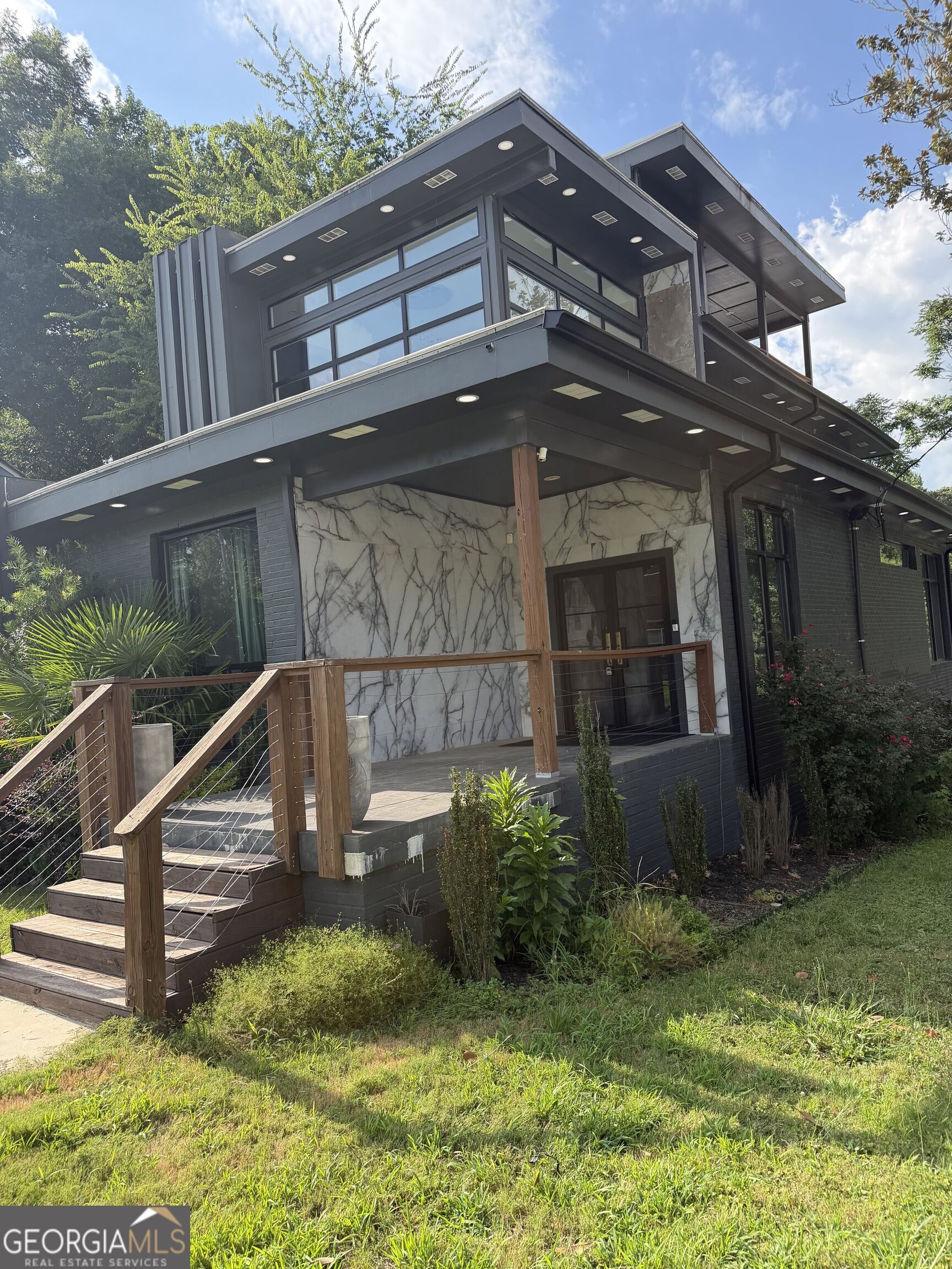 1637 Emerald Ave — photo
