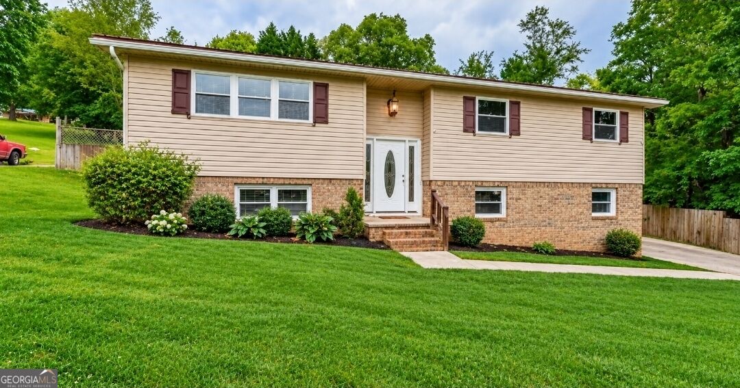 72 Gregory Ln — photo