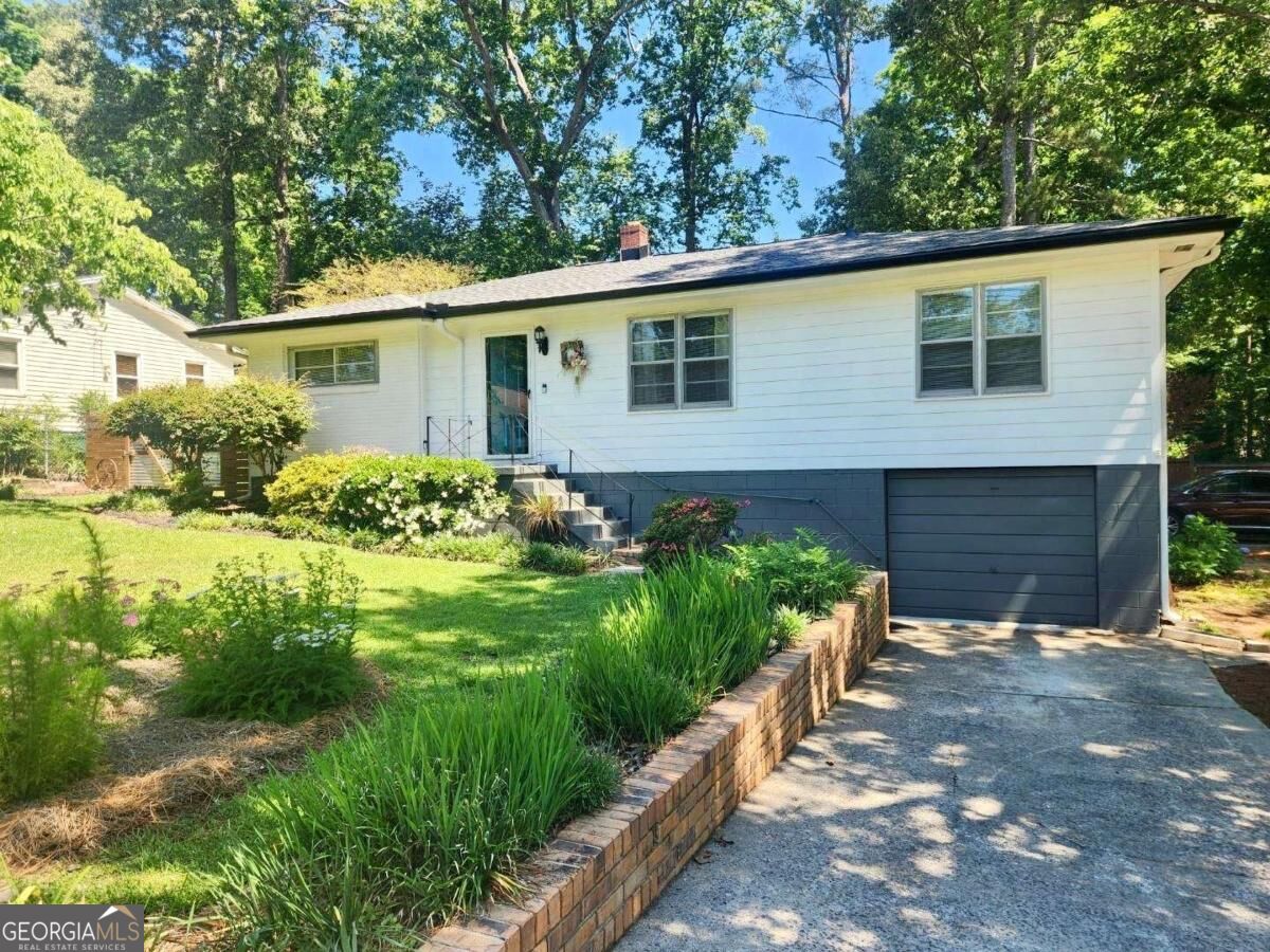 1043 Oakdale Dr SE — photo