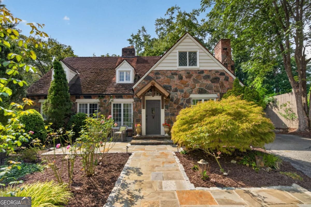 3626 Kingsboro Rd NE — photo