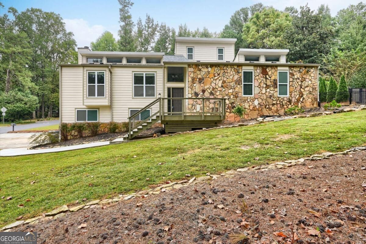 2470 Kingsley Dr NE — photo