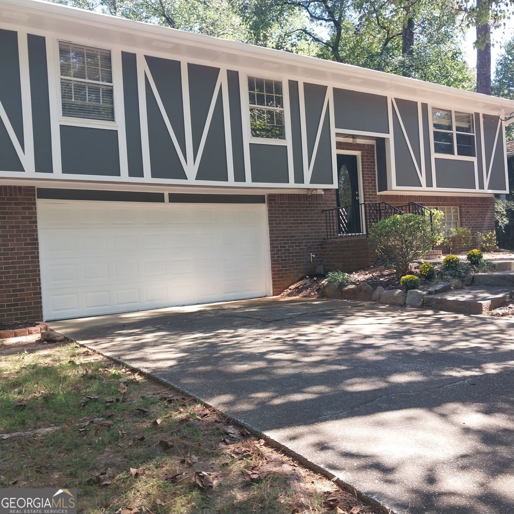 401 Pineburr Ln — photo