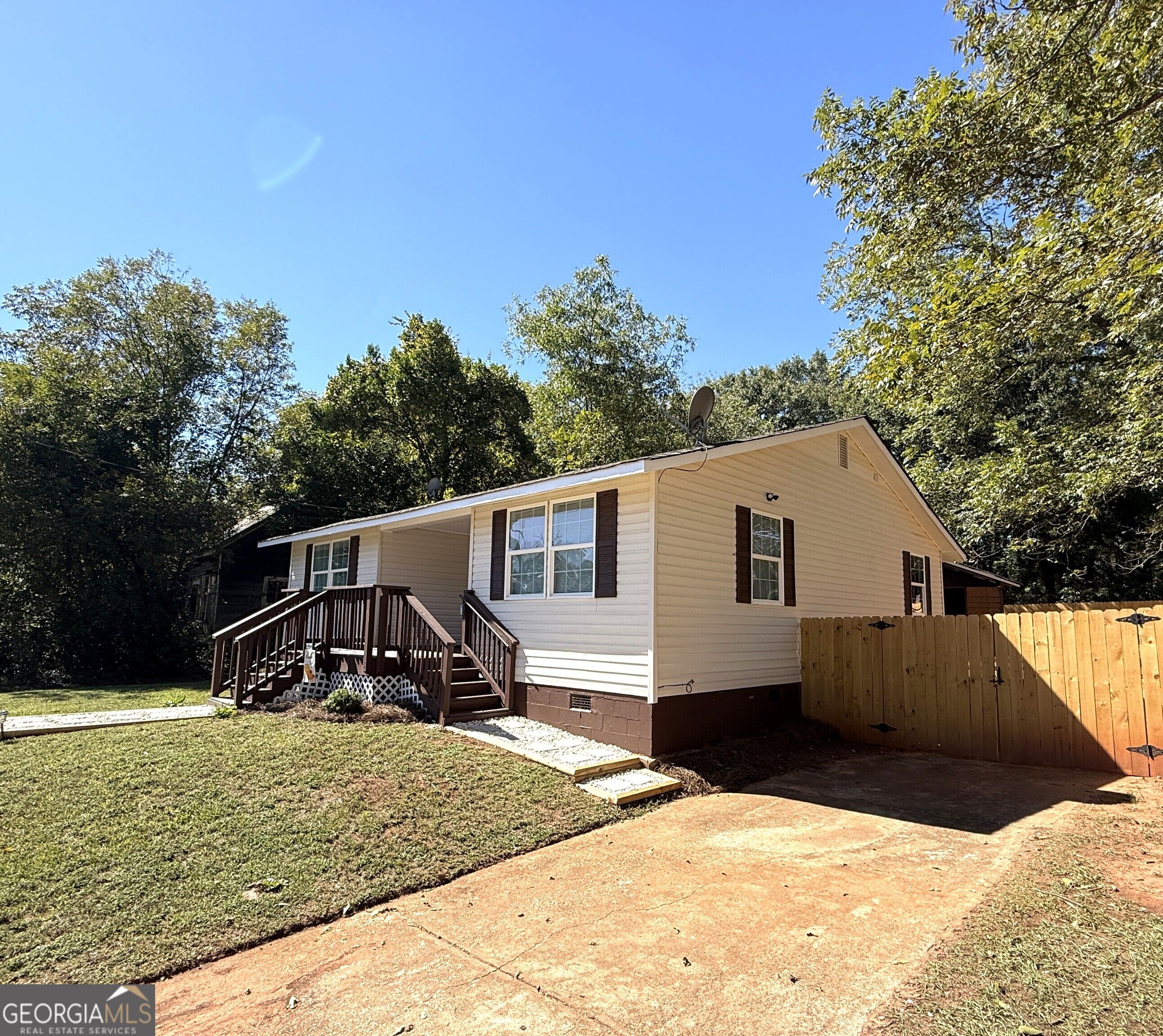 1040 Funderburg Dr — photo