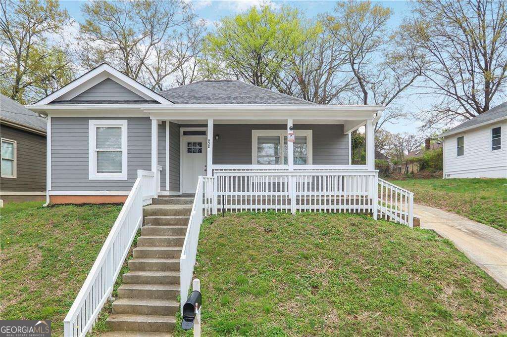 652 Hugh St SW — photo