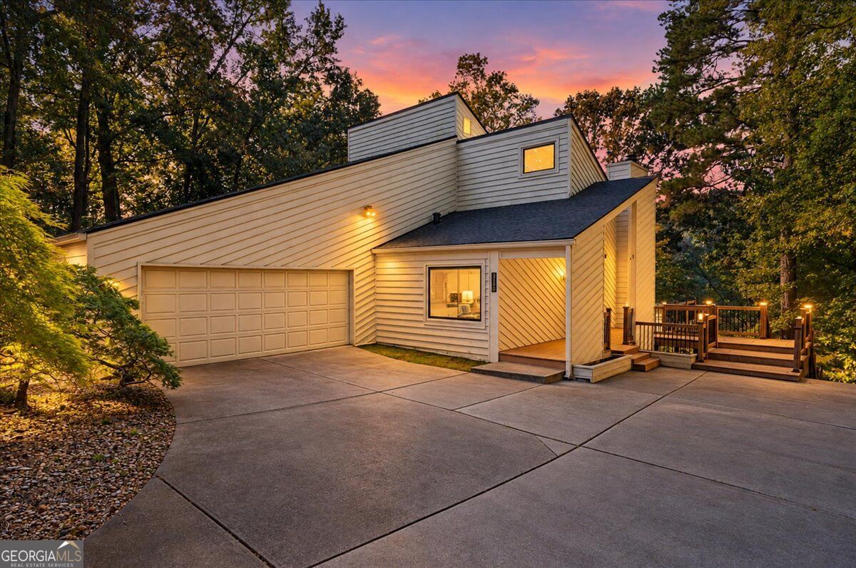 3296 Leeds Way — photo