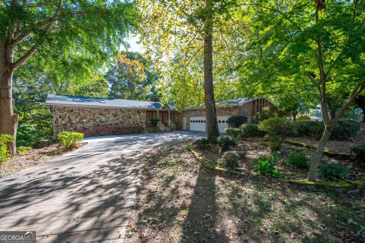 135 Windsor Dr — photo
