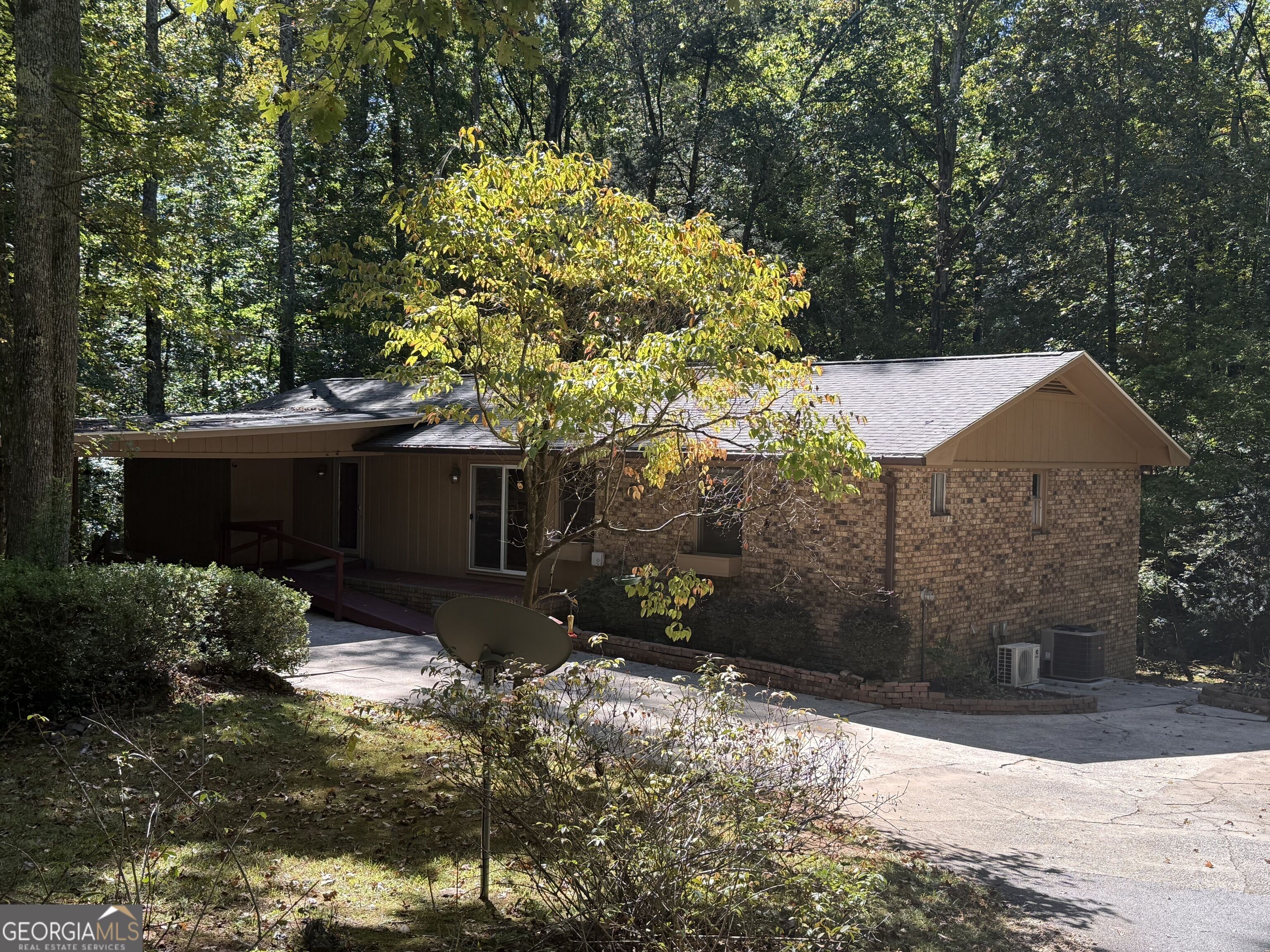 650 Woodside Rd — photo