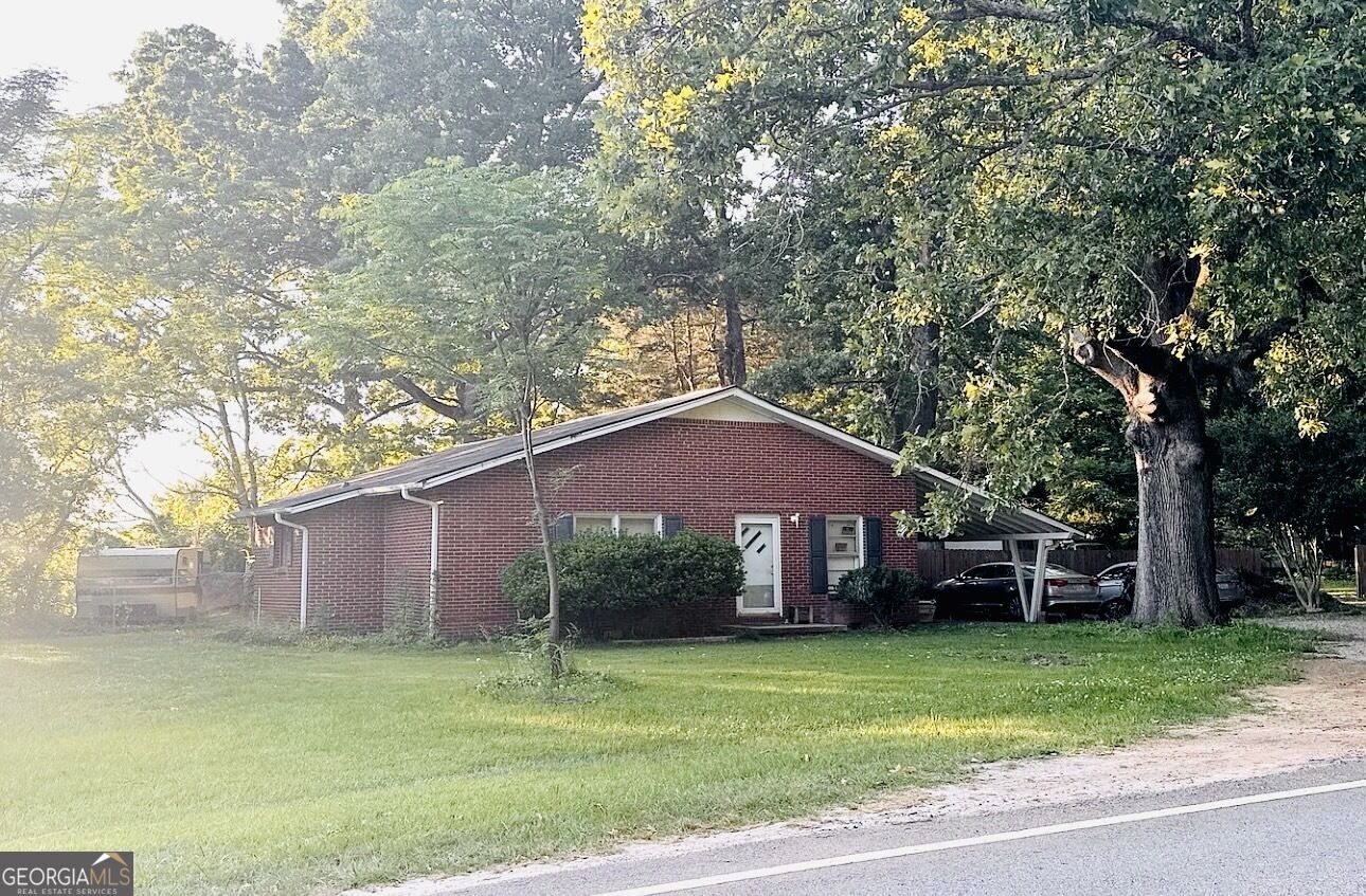 1061 Hemphill Rd — photo