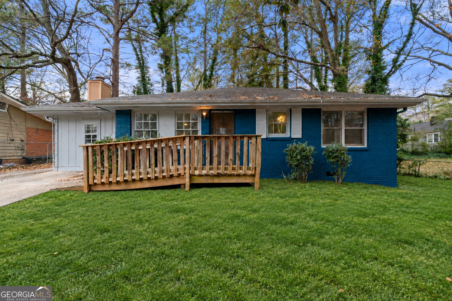 1089 Indale Pl SW — photo