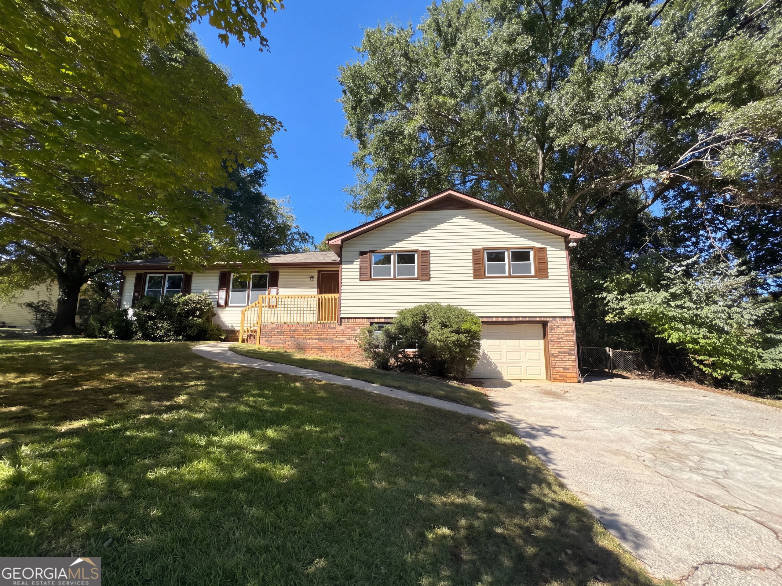 207 Mayflower Dr — photo