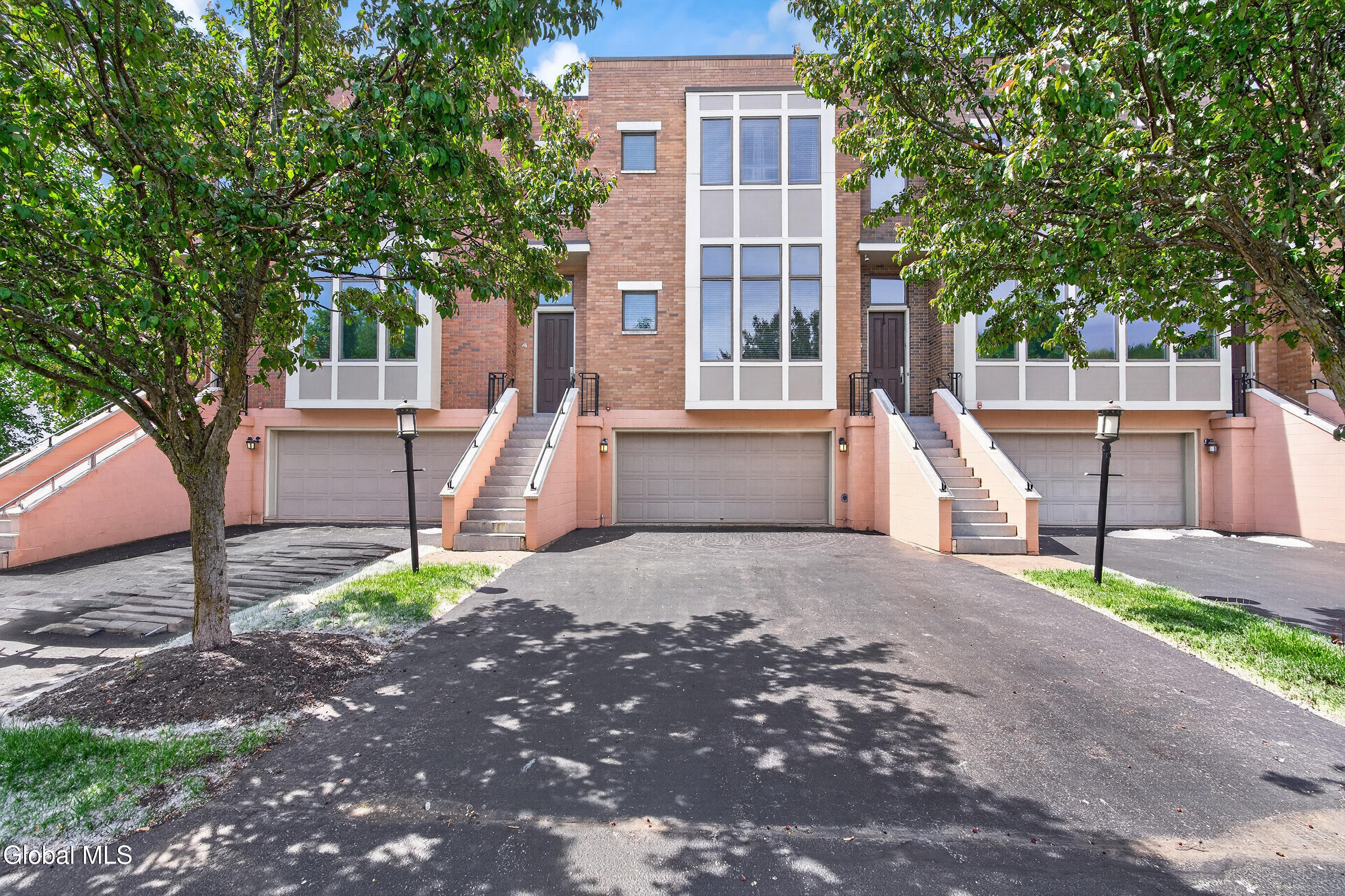 4 Bryn Mawr Court — photo