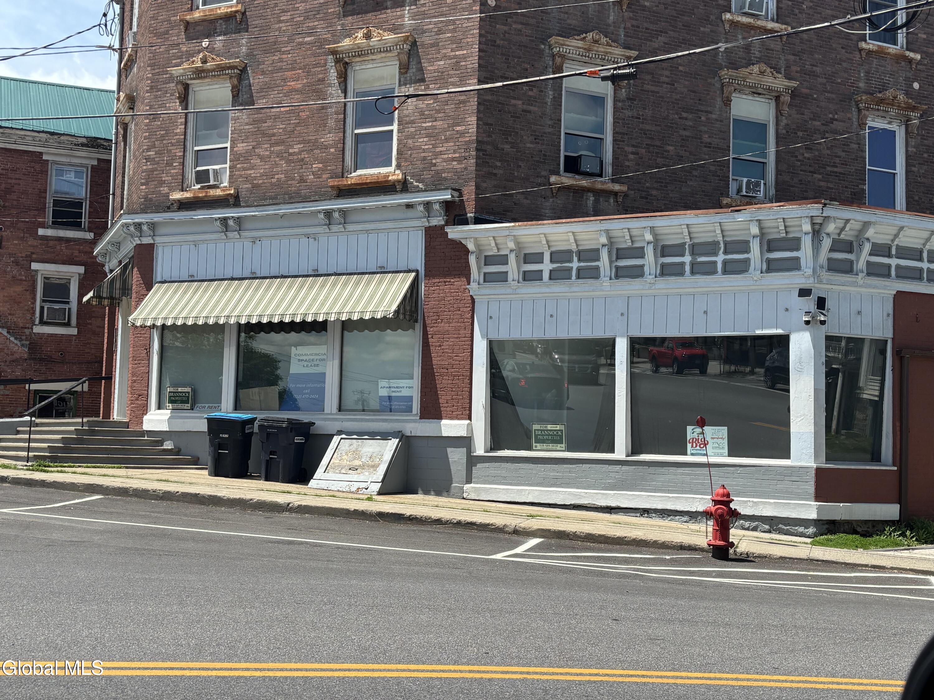 4325 Main Street, B — photo