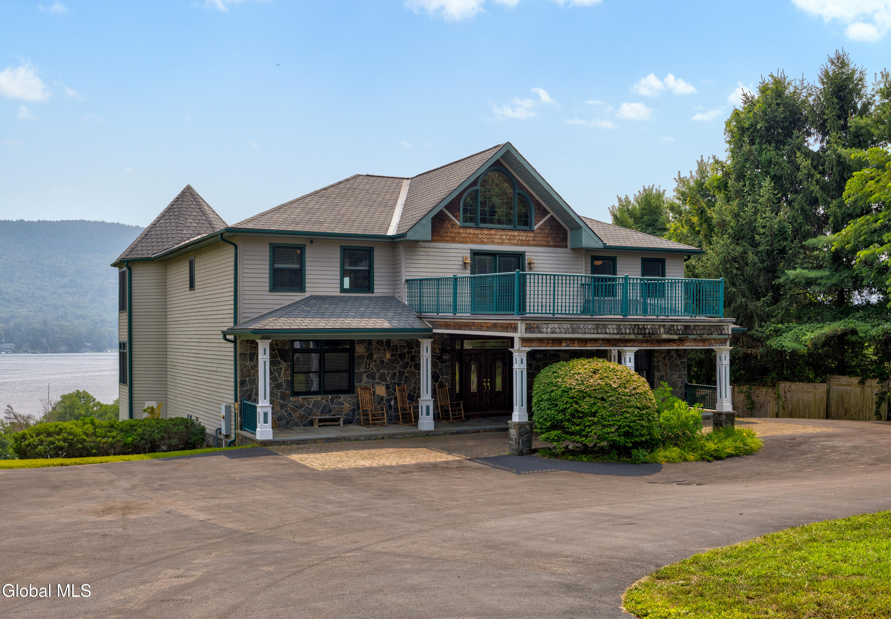 2988 Lakeshore Drive — photo