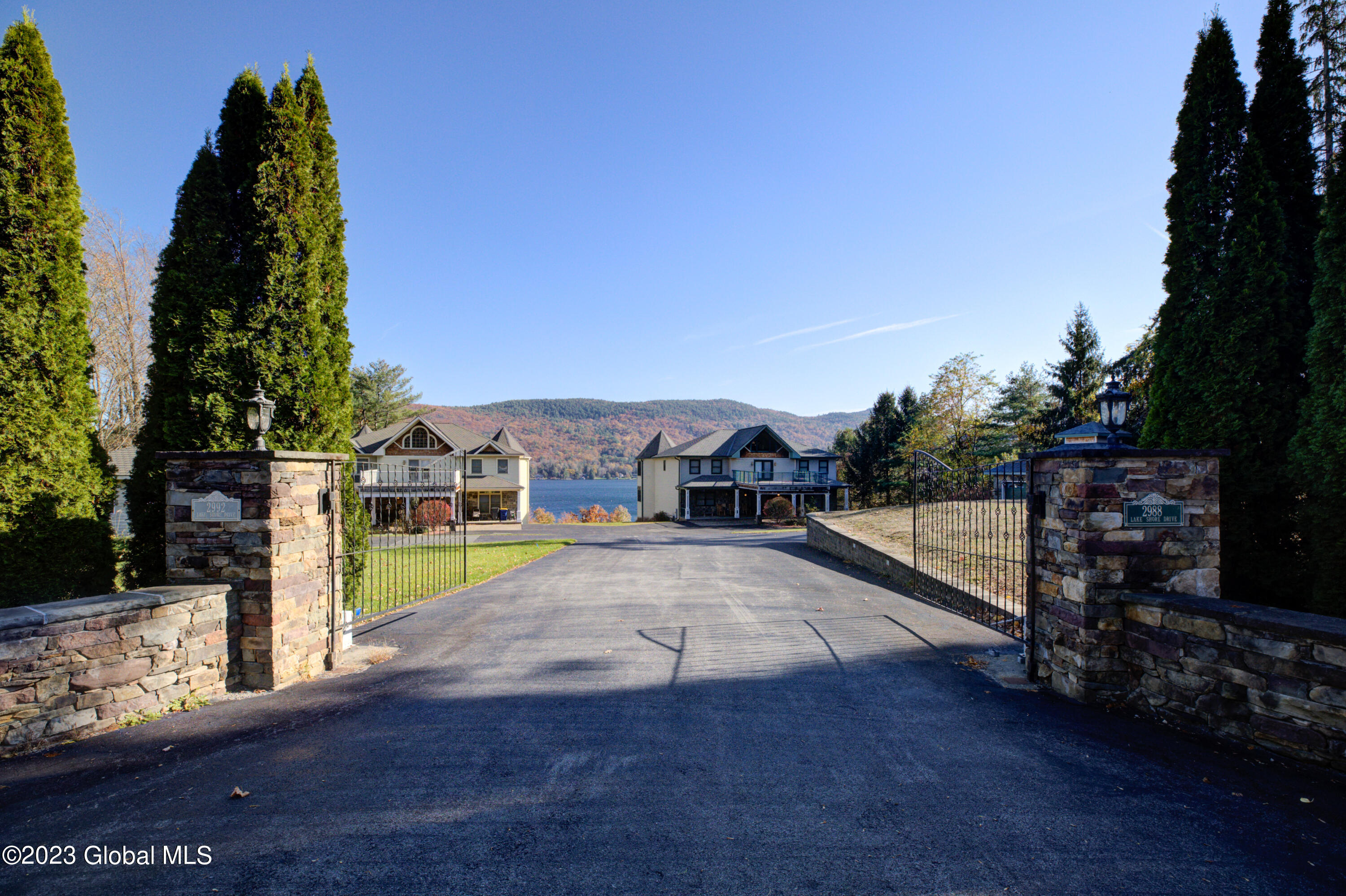 2992 Lakeshore Drive — photo
