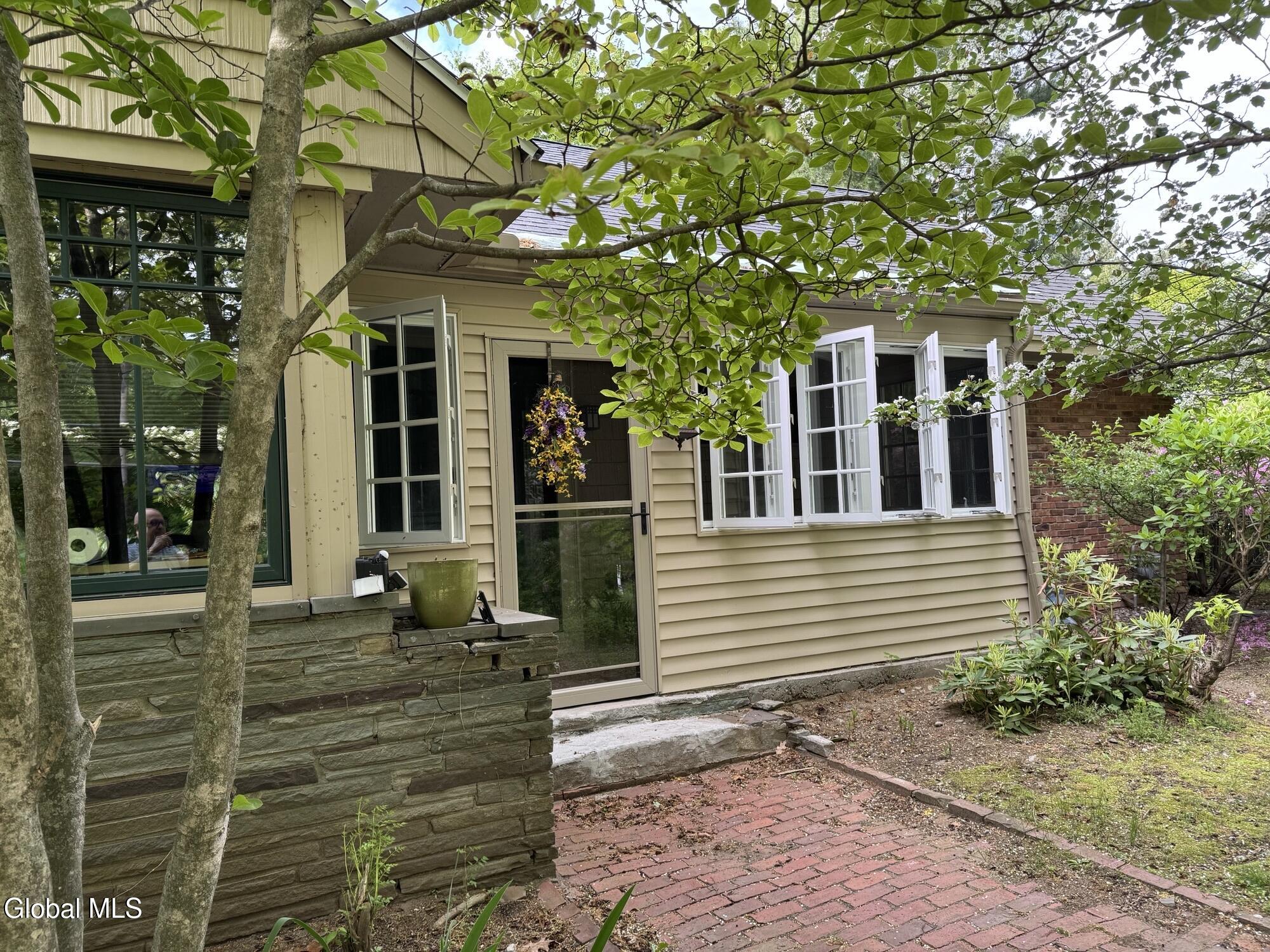 1047 Niskayuna Road — photo