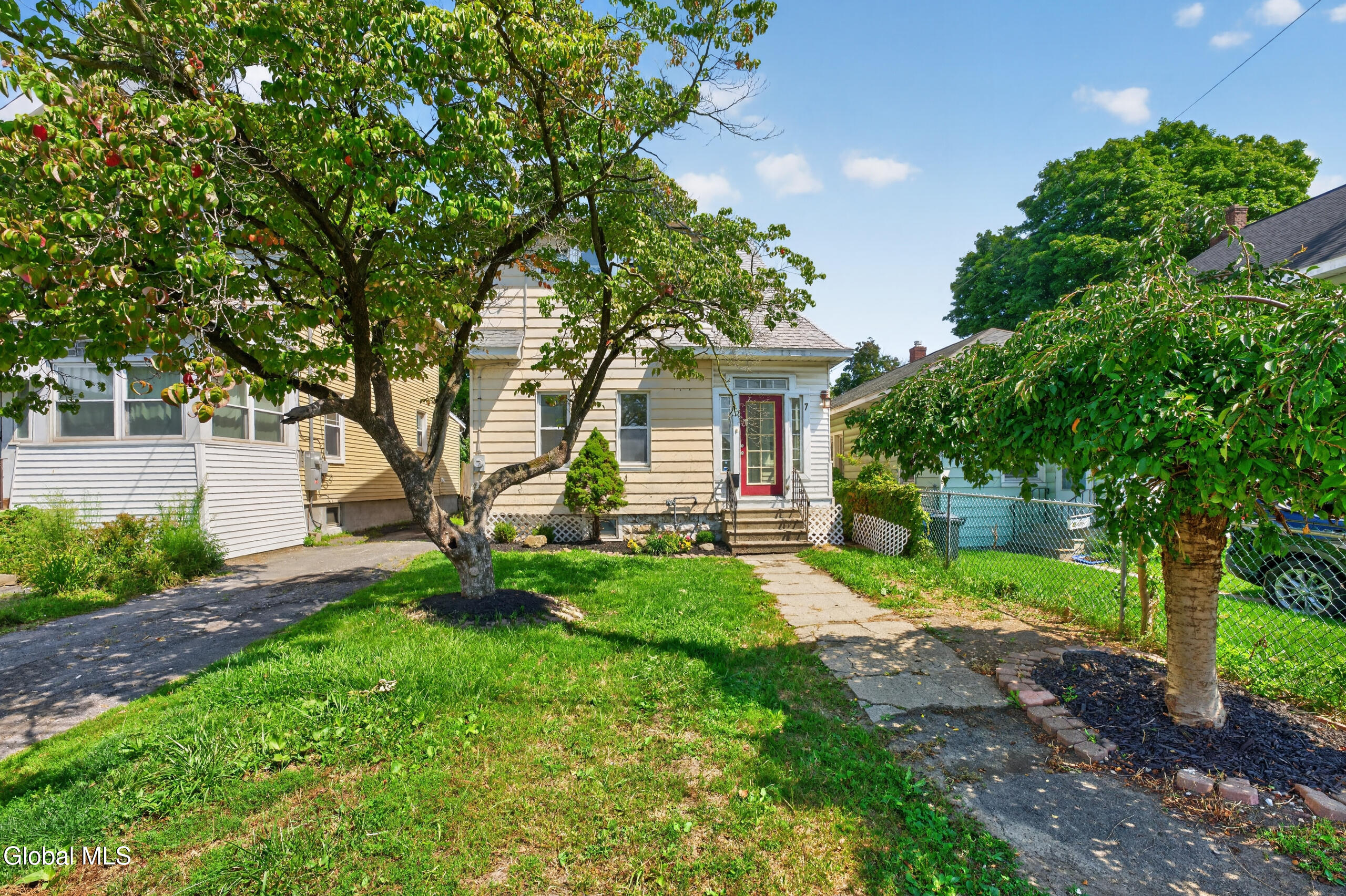 7 Lawn Avenue — photo