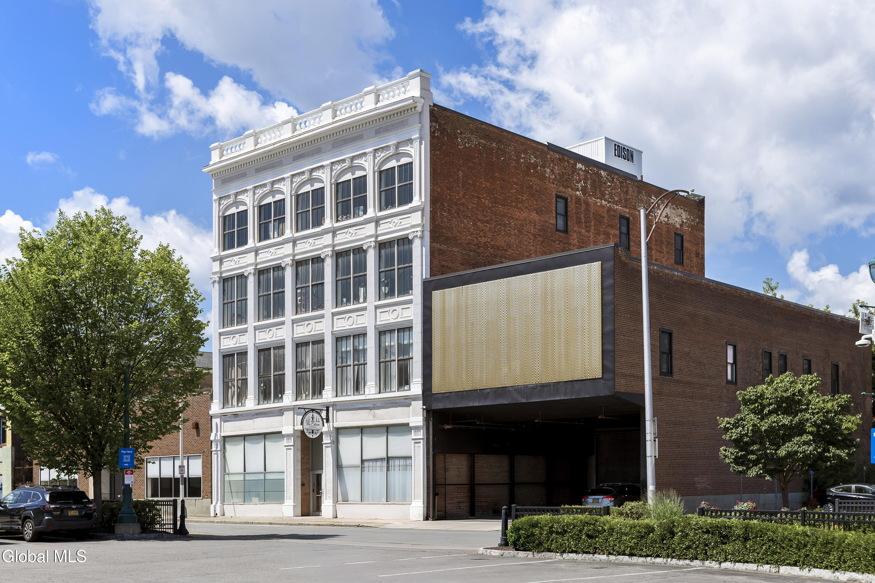 132 N Broadway — photo