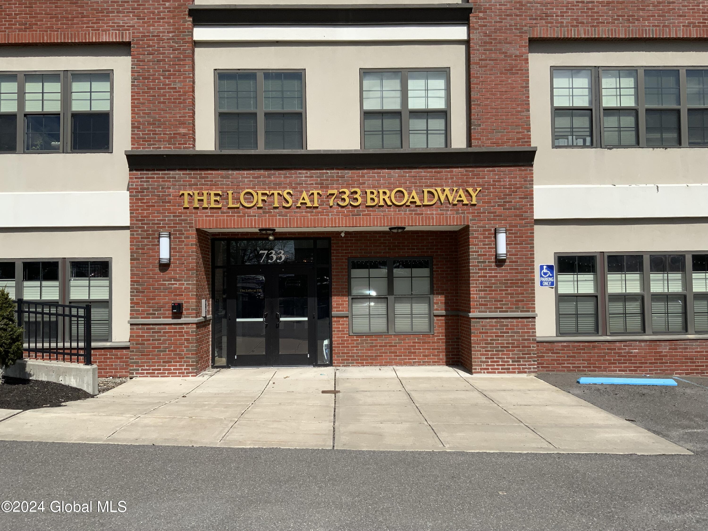 733 Broadway, 107 — photo