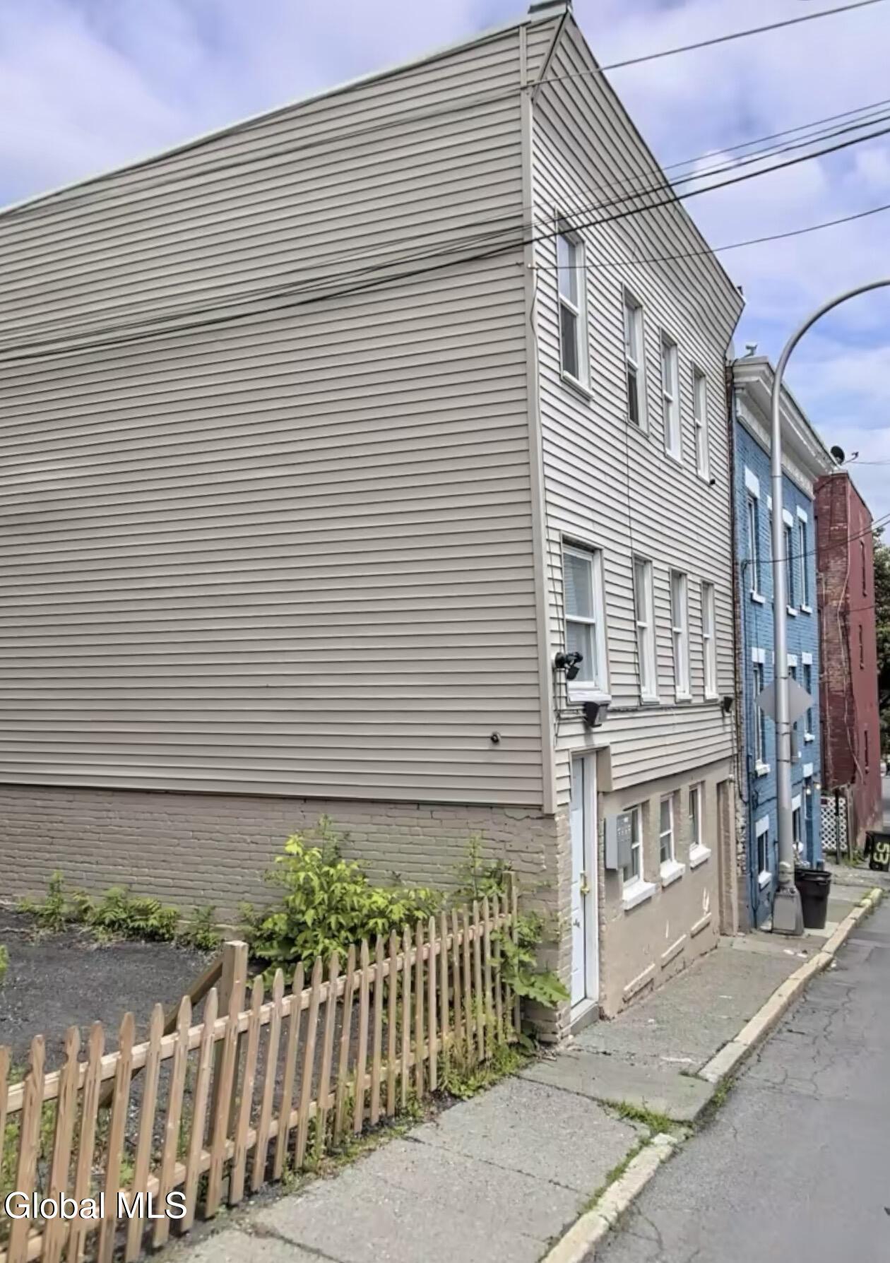 31 Van Zandt Street, Apt #3 — photo
