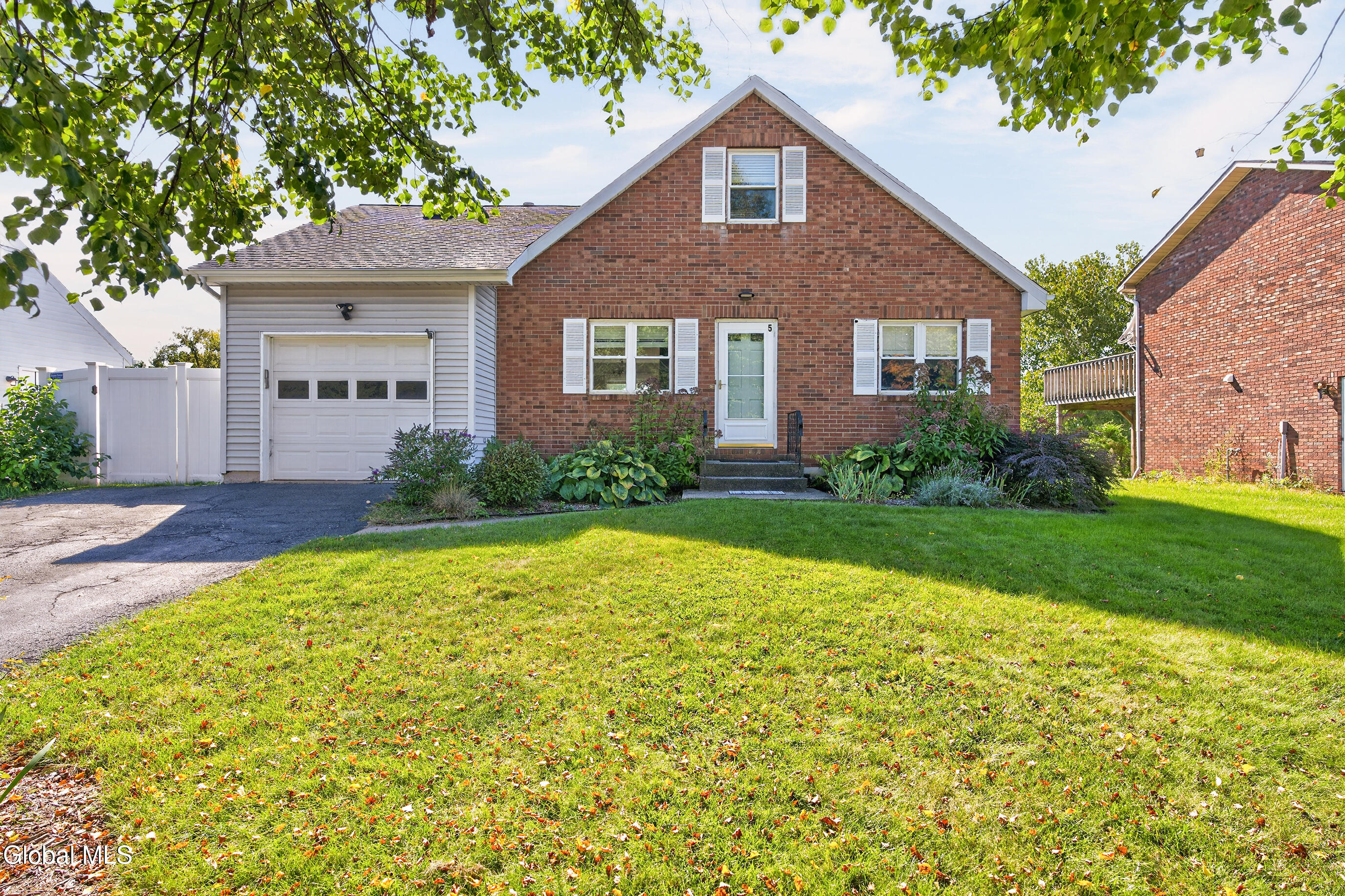 5 Hemlock Lane — photo